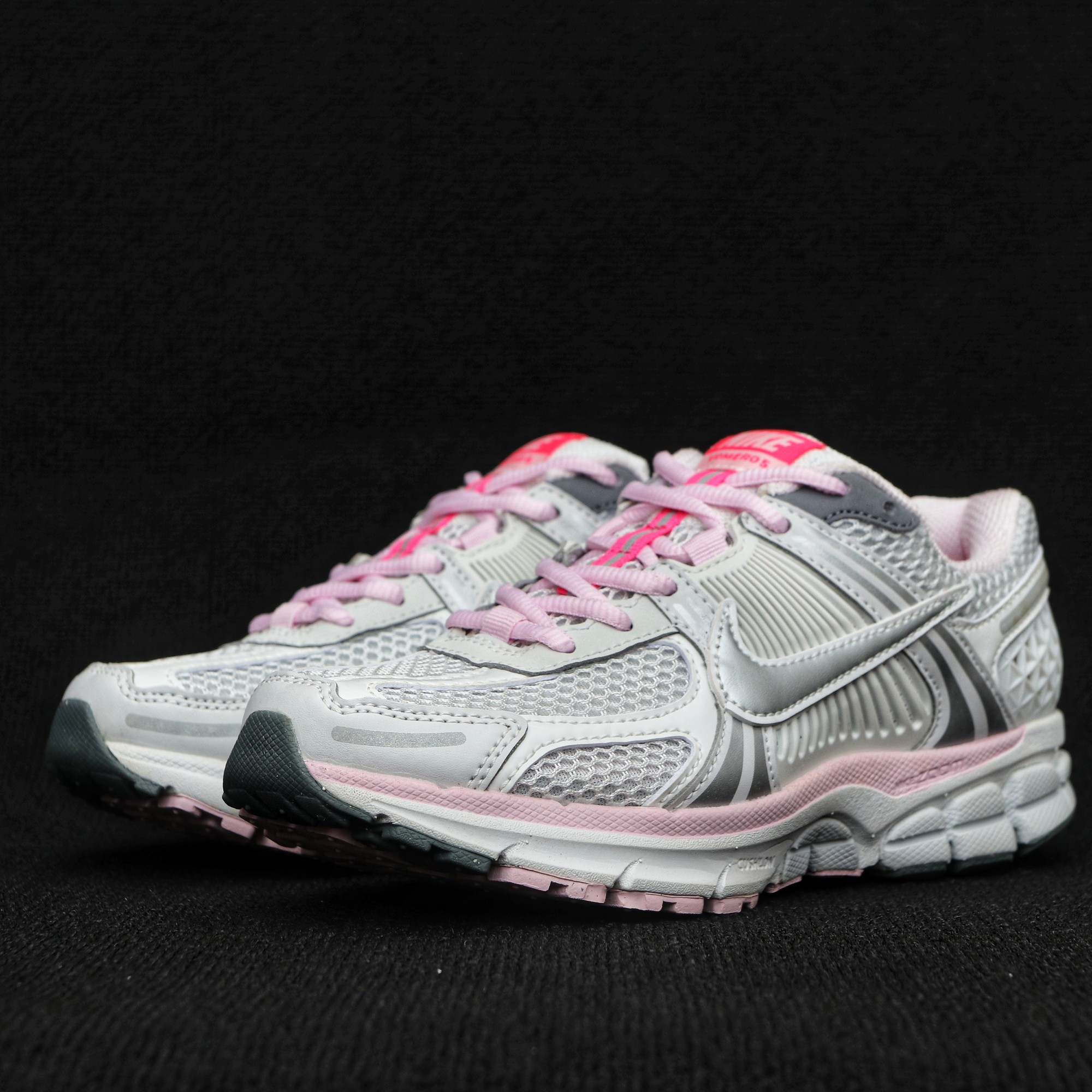 纯原 NK vomero 5 v5跑鞋白粉灰FN3695-001实拍如图NK vomero 5 v5跑鞋