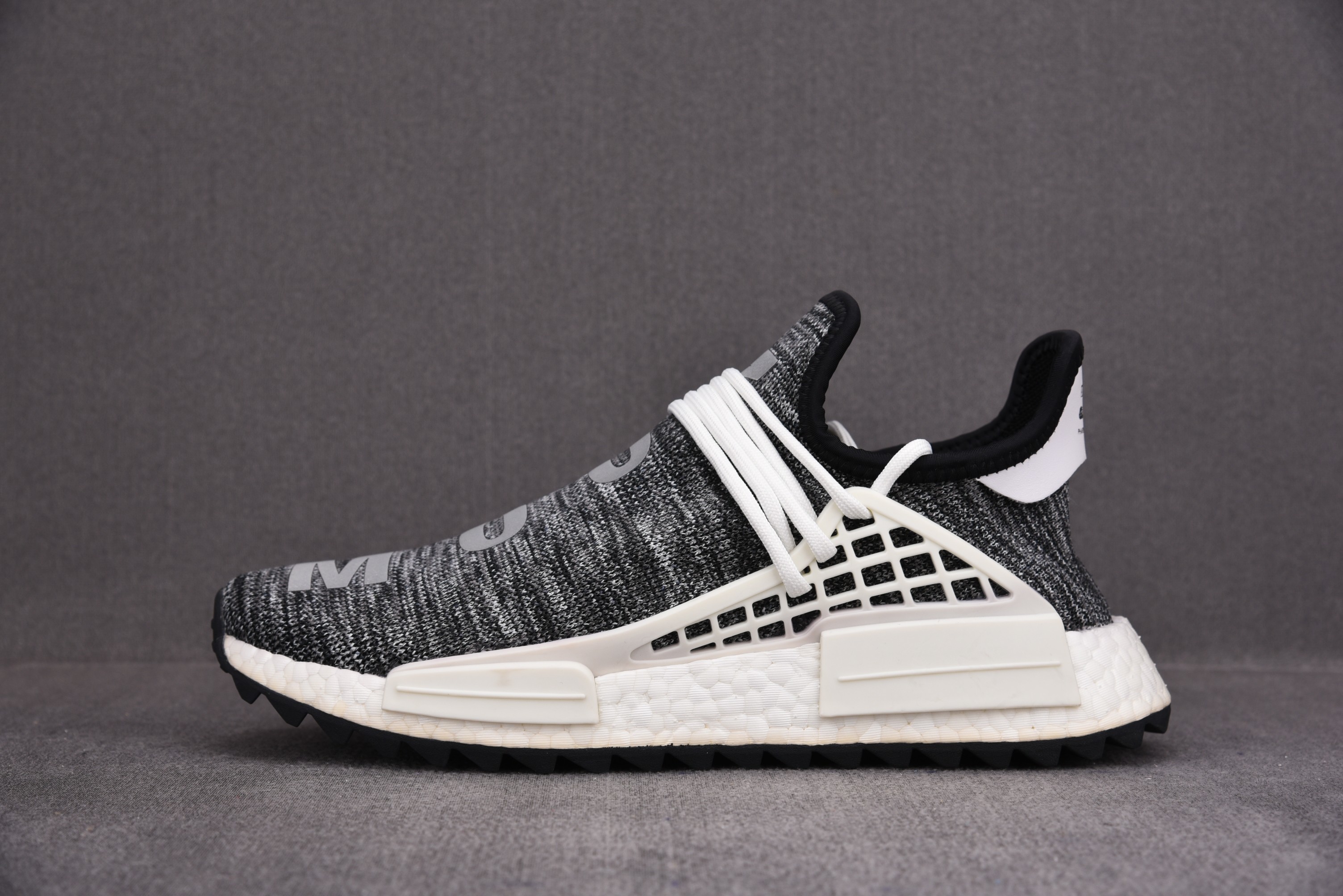 纯原 Pharrell x ad NMD Hu Trail Core 黑色 鞋履白色 AC7359 尺寸：40 40.5