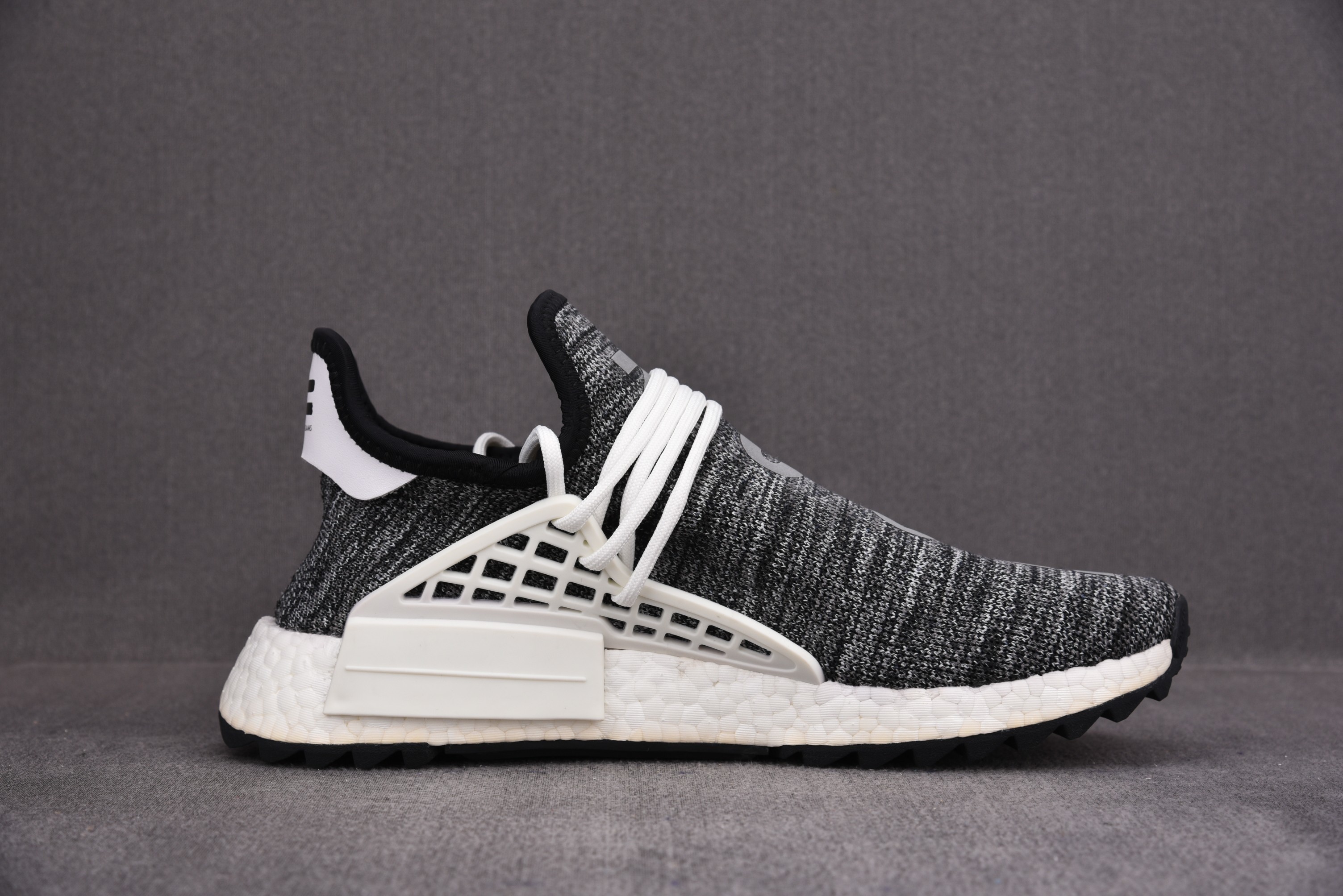 纯原 Pharrell x ad NMD Hu Trail Core 黑色 鞋履白色 AC7359 尺寸：40 40.5