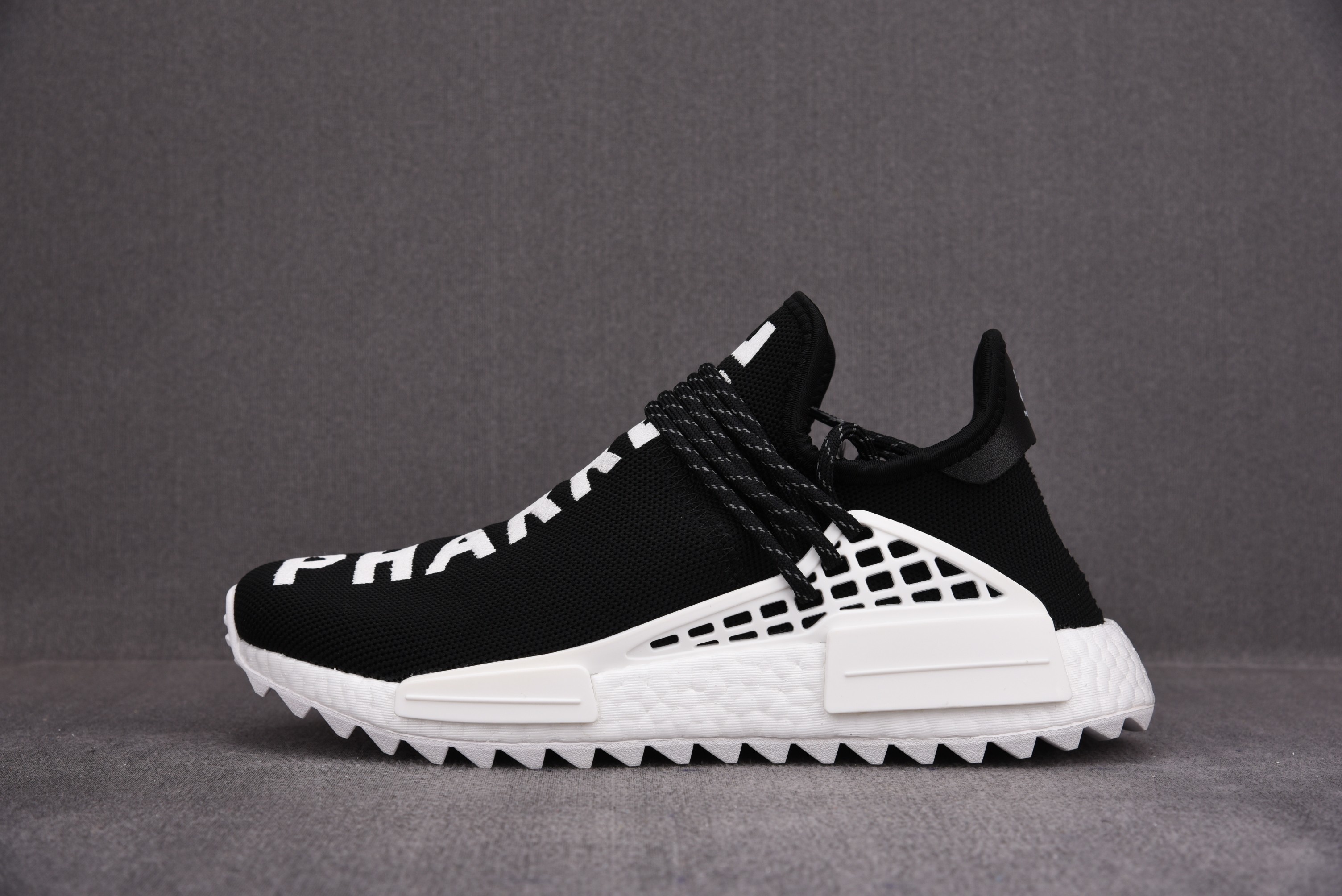 纯原 Pharrell x ad NMD Hu 黑白黑 D97921 尺寸：40 40.5 41 42 42.5 43 