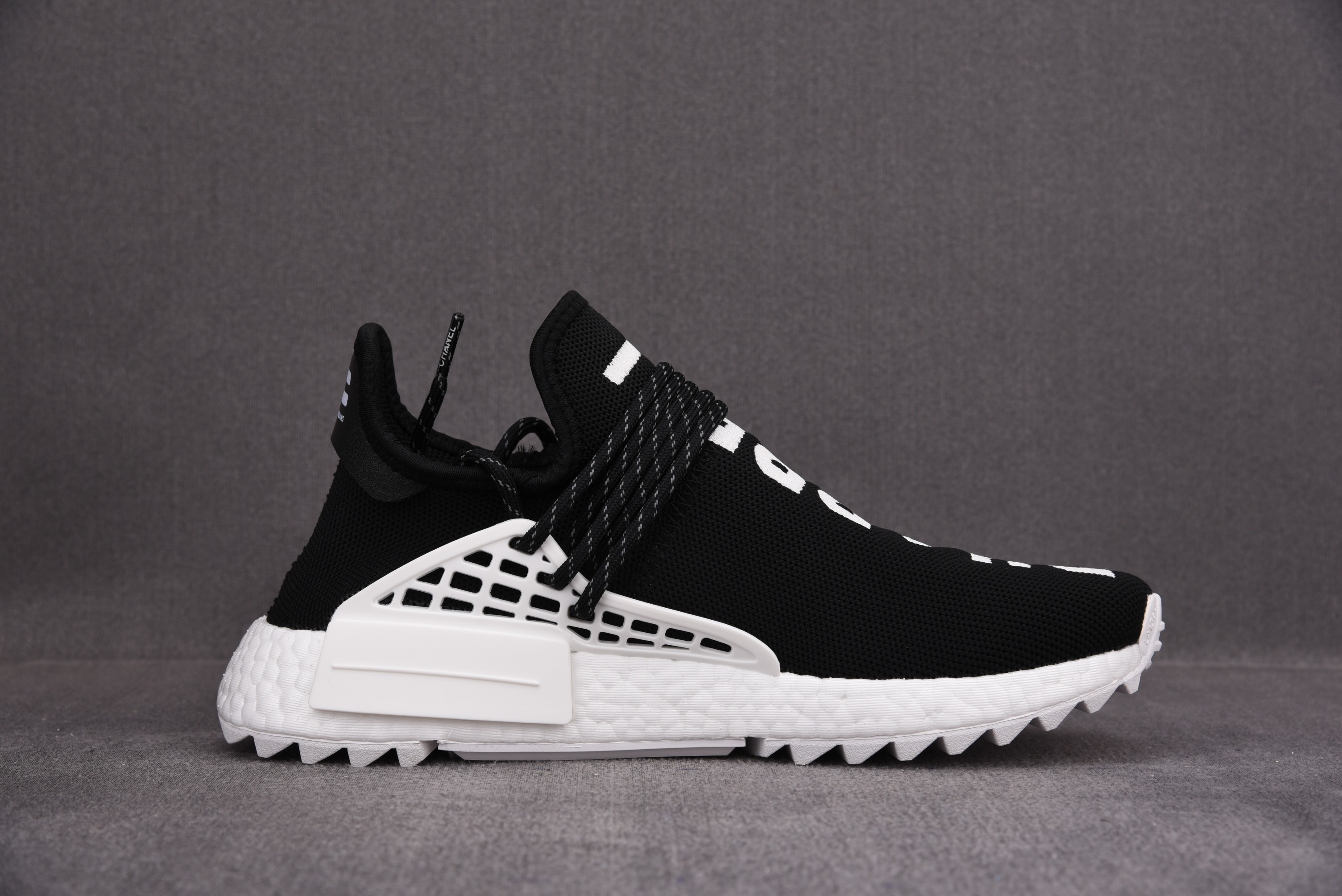 纯原 Pharrell x ad NMD Hu 黑白黑 D97921 尺寸：40 40.5 41 42 42.5 43 