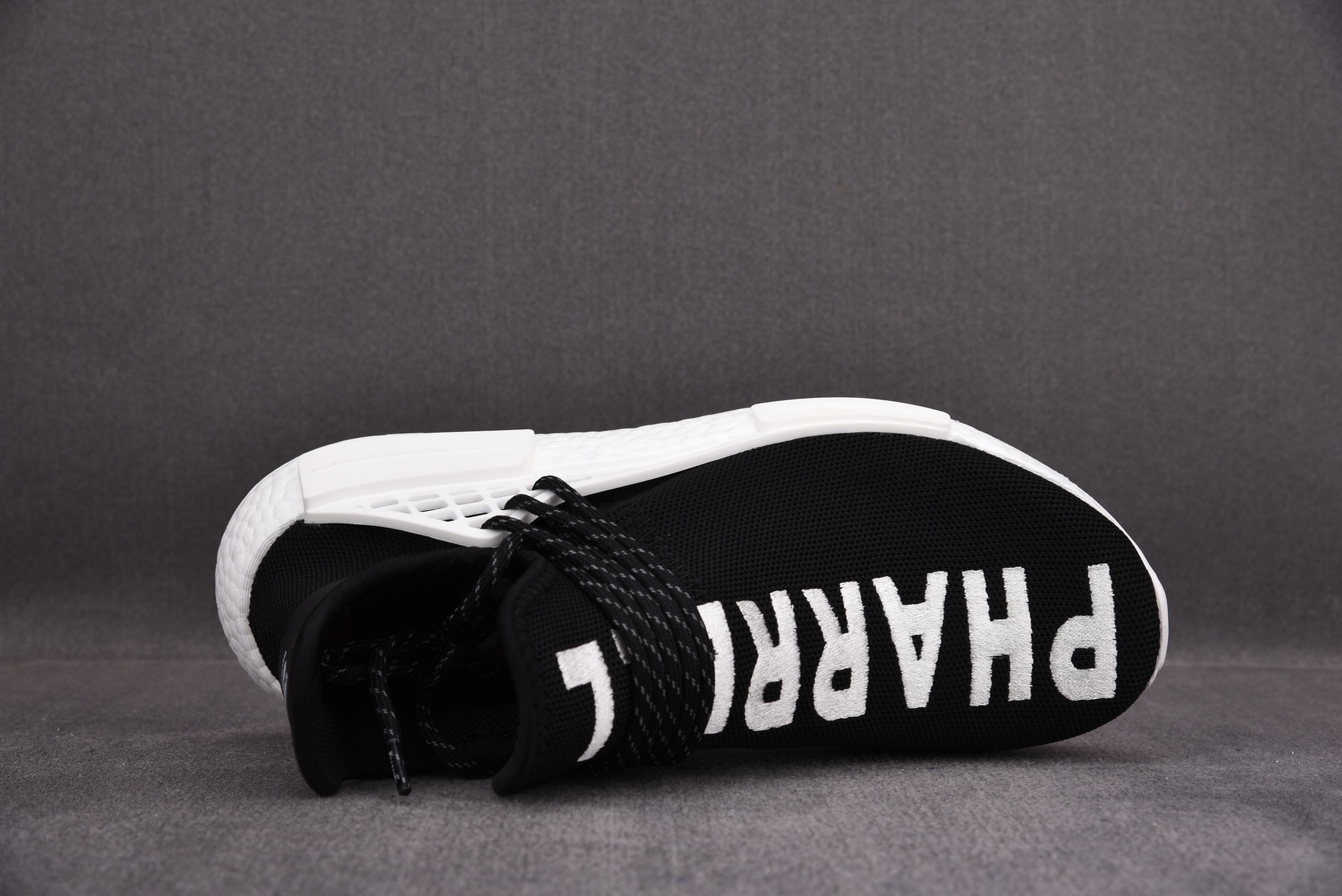 纯原 Pharrell x ad NMD Hu 黑白黑 D97921 尺寸：40 40.5 41 42 42.5 43 
