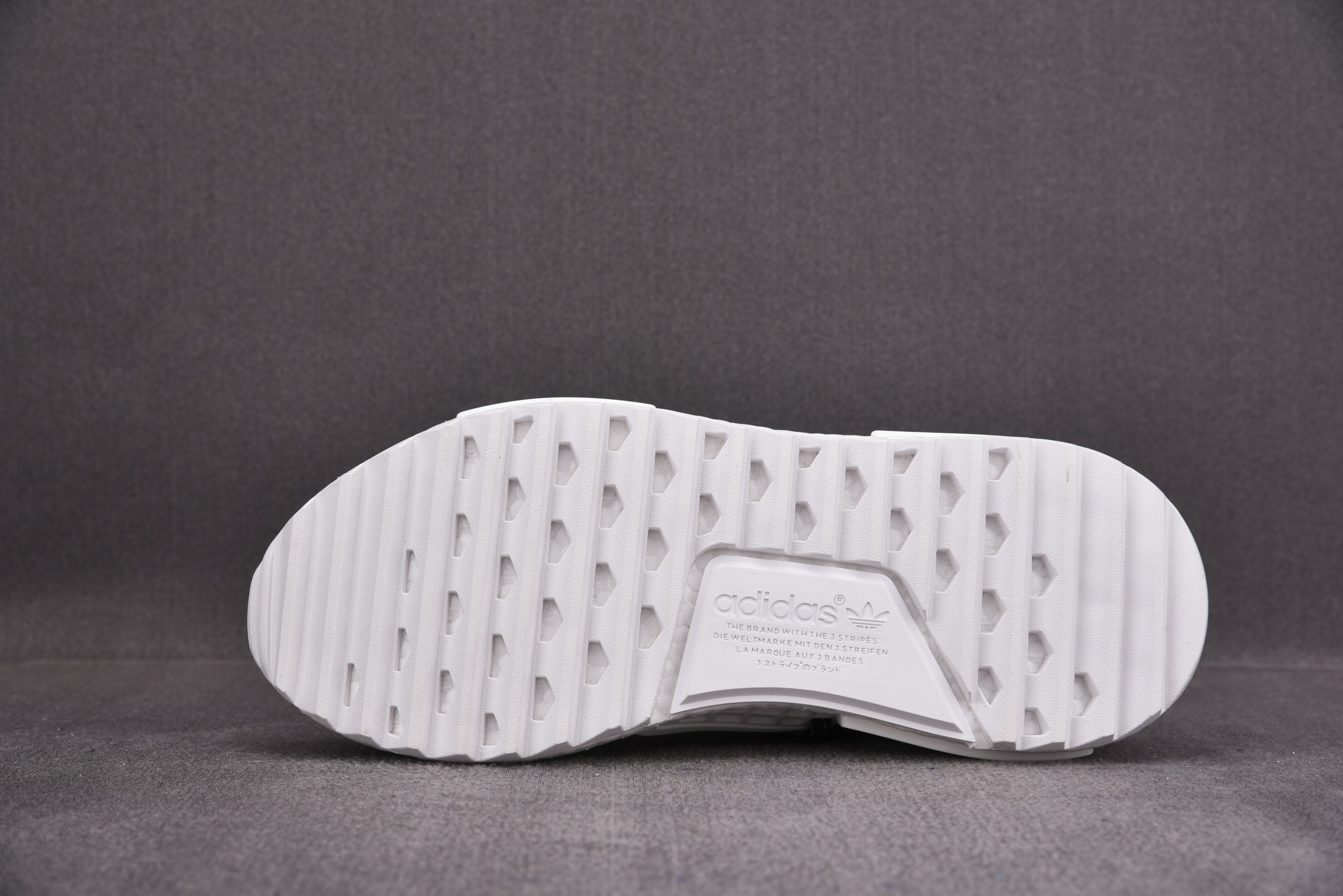 纯原 Pharrell x ad NMD Hu 黑白黑 D97921 尺寸：40 40.5 41 42 42.5 43 