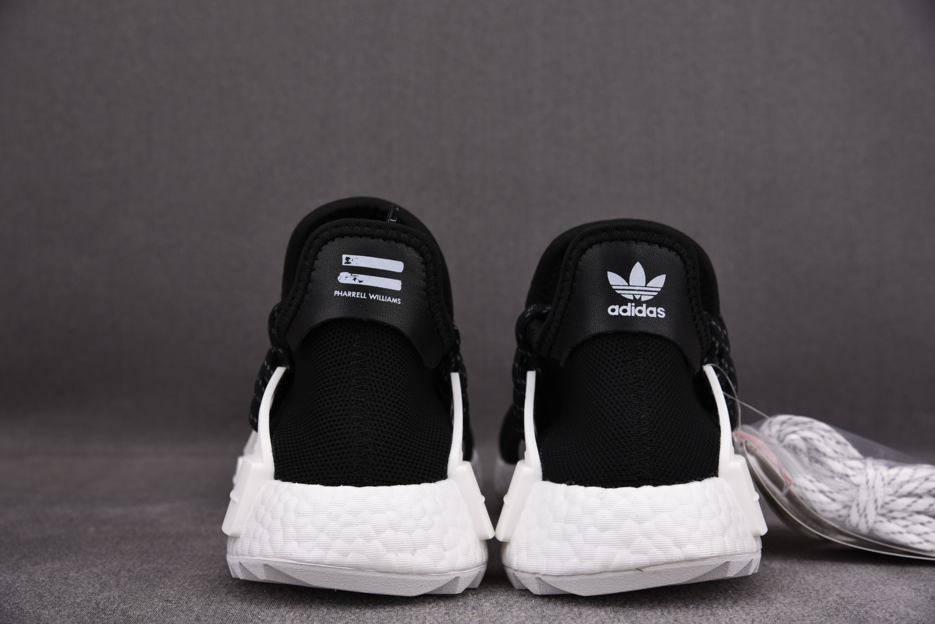 纯原 Pharrell x ad NMD Hu 黑白黑 D97921 尺寸：40 40.5 41 42 42.5 43 