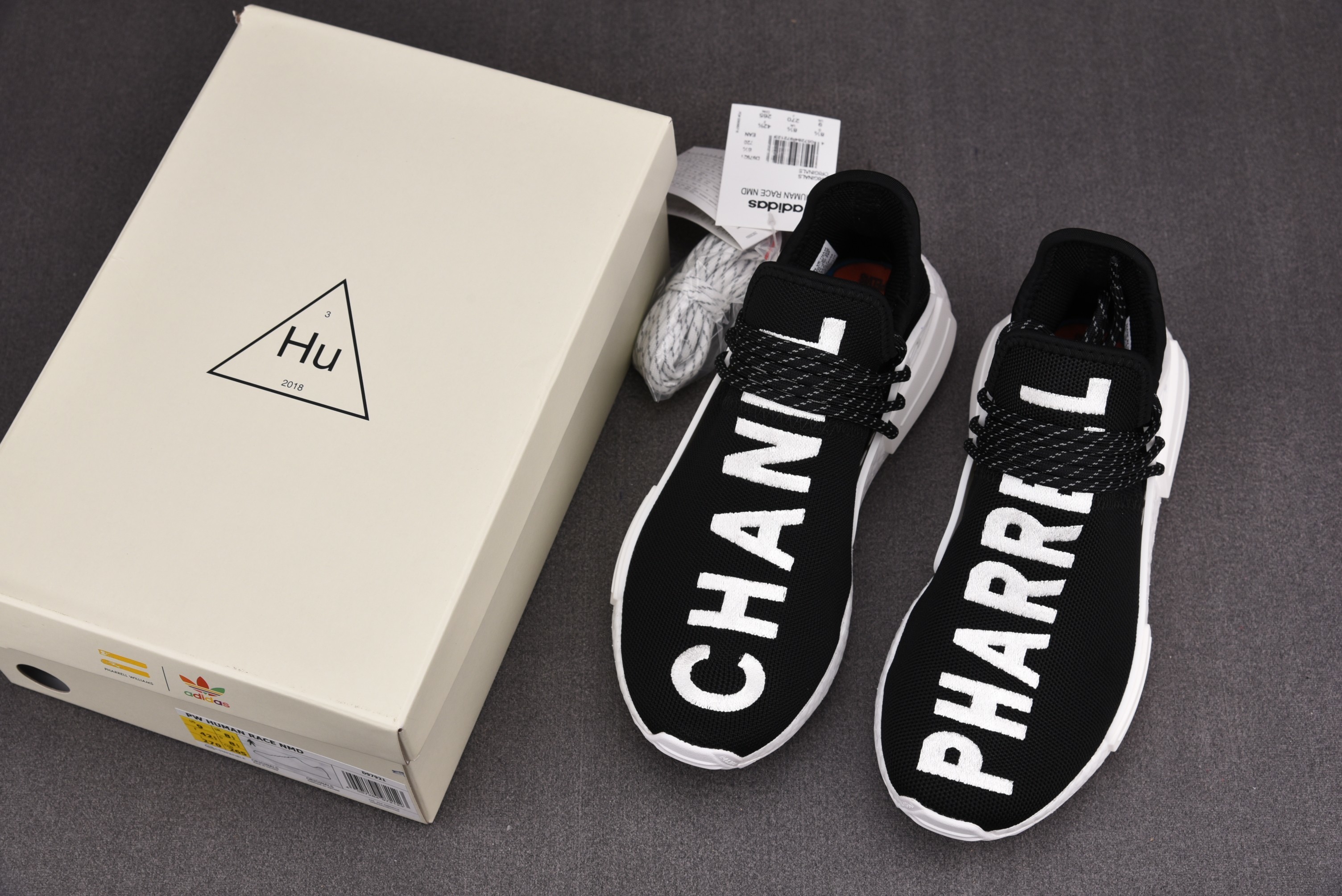 纯原 Pharrell x ad NMD Hu 黑白黑 D97921 尺寸：40 40.5 41 42 42.5 43 