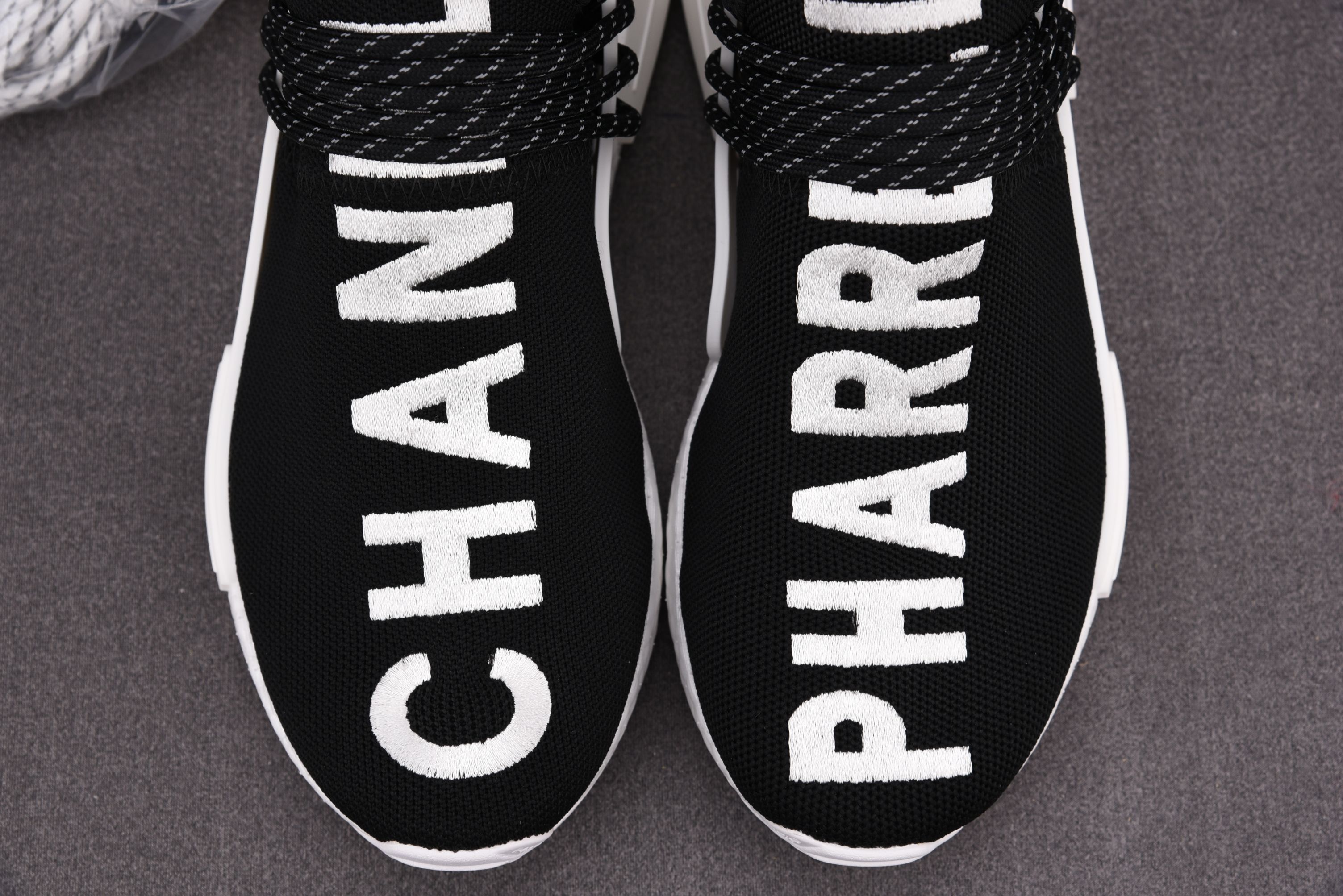 纯原 Pharrell x ad NMD Hu 黑白黑 D97921 尺寸：40 40.5 41 42 42.5 43 