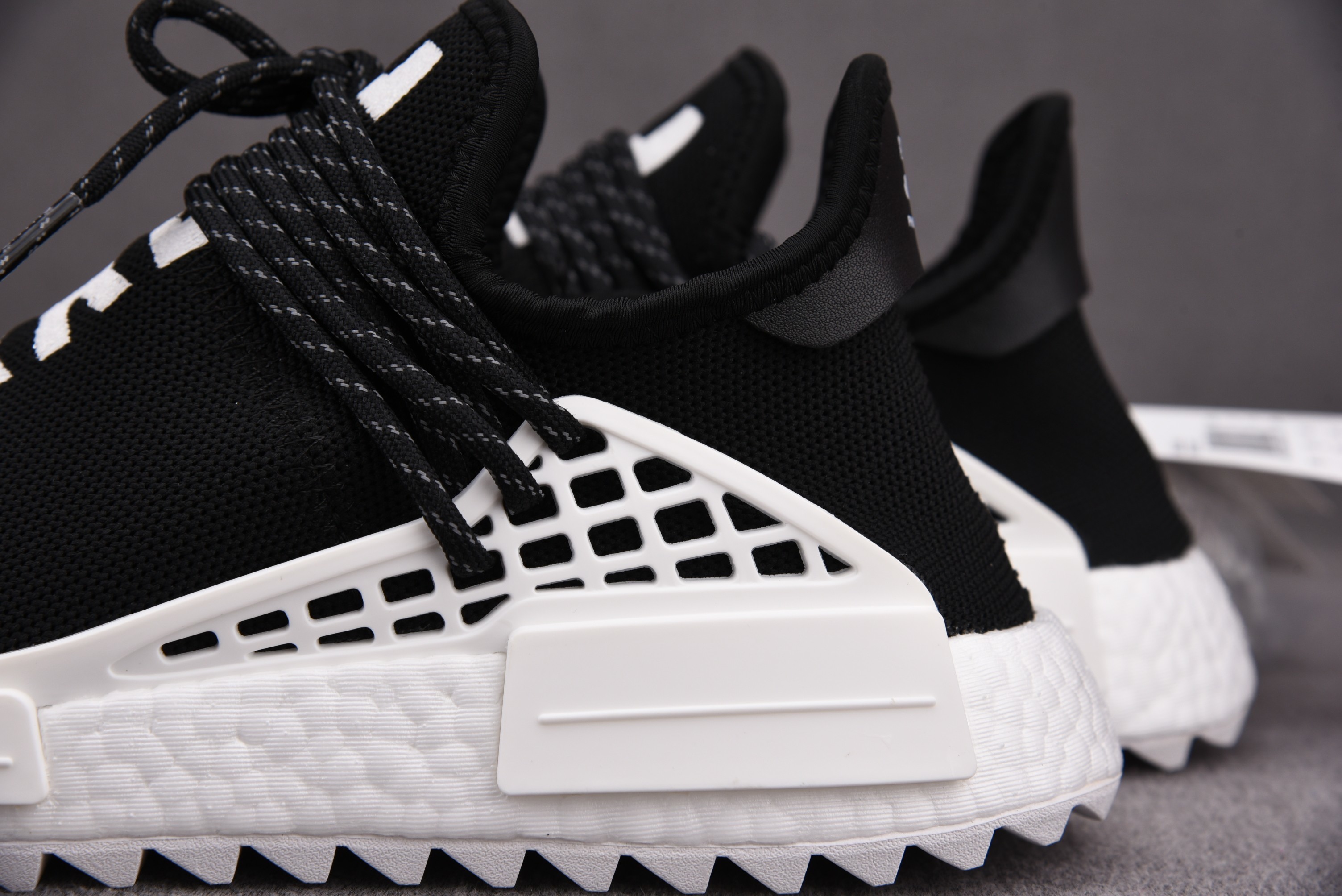 纯原 Pharrell x ad NMD Hu 黑白黑 D97921 尺寸：40 40.5 41 42 42.5 43 