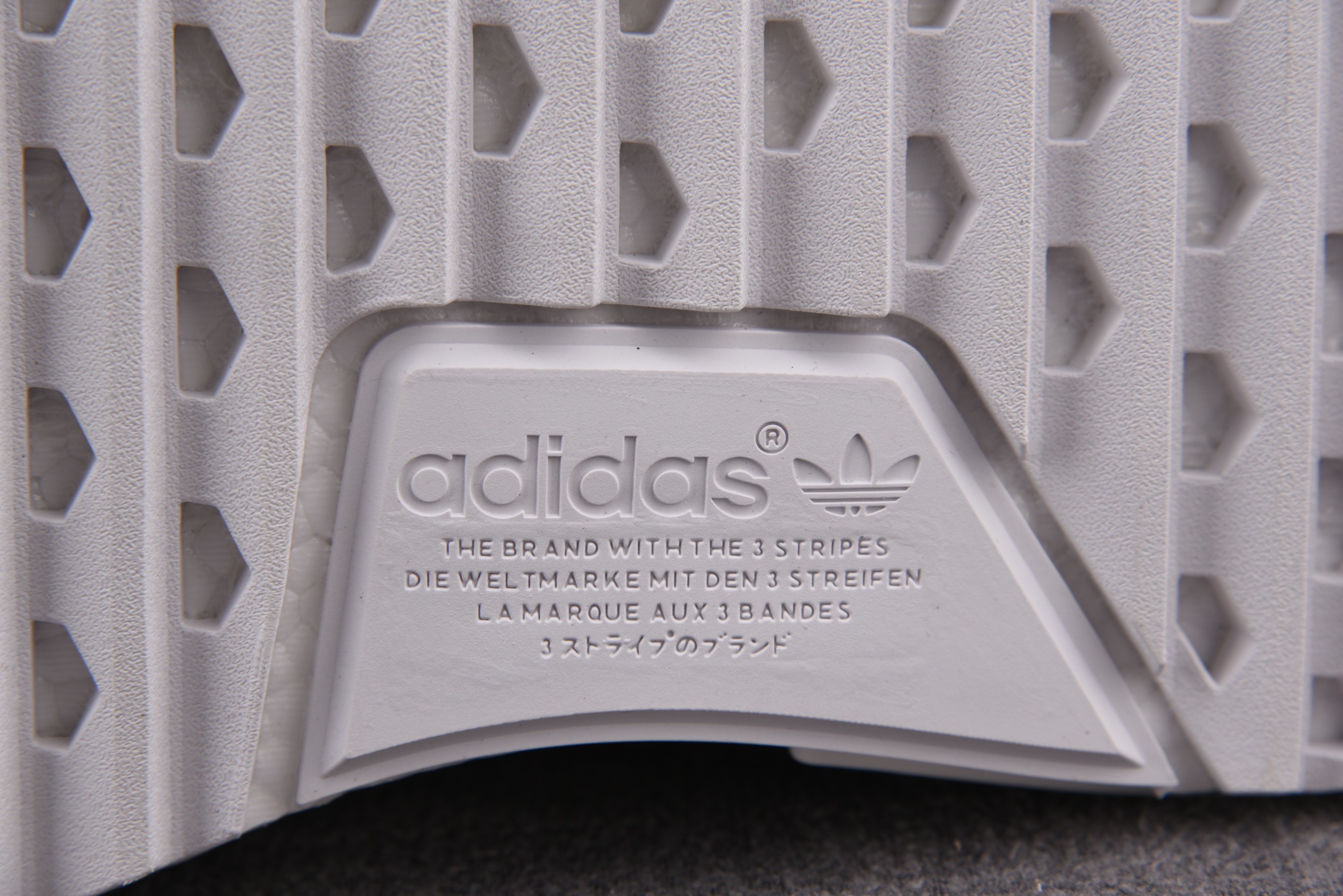 纯原 Pharrell x ad NMD Hu 黑白黑 D97921 尺寸：40 40.5 41 42 42.5 43 