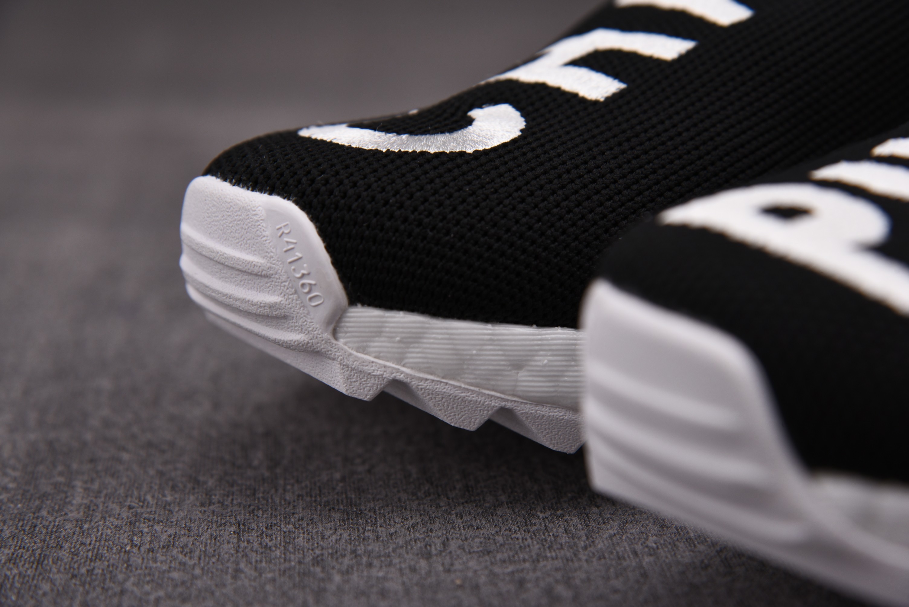 纯原 Pharrell x ad NMD Hu 黑白黑 D97921 尺寸：40 40.5 41 42 42.5 43 