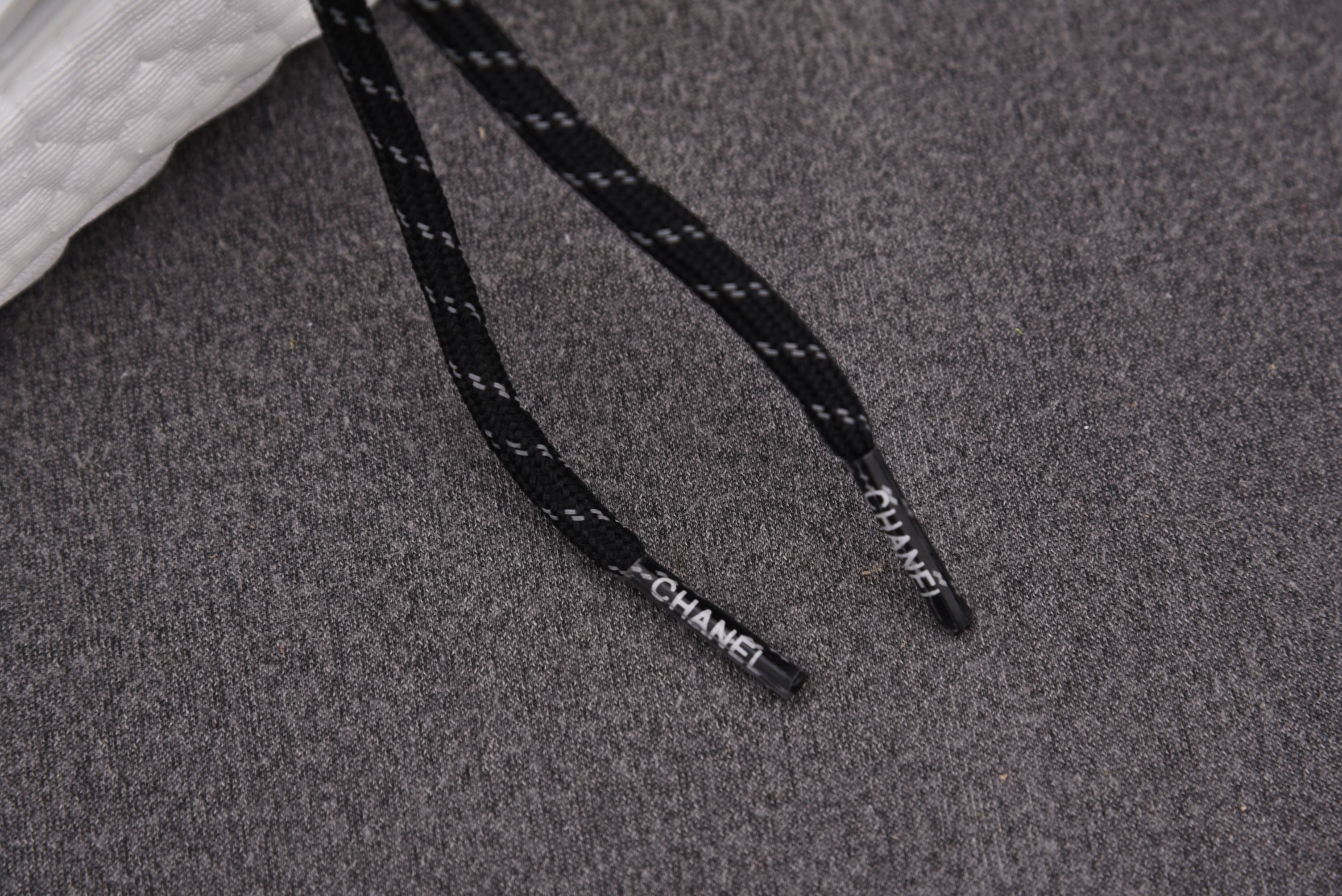 纯原 Pharrell x ad NMD Hu 黑白黑 D97921 尺寸：40 40.5 41 42 42.5 43 