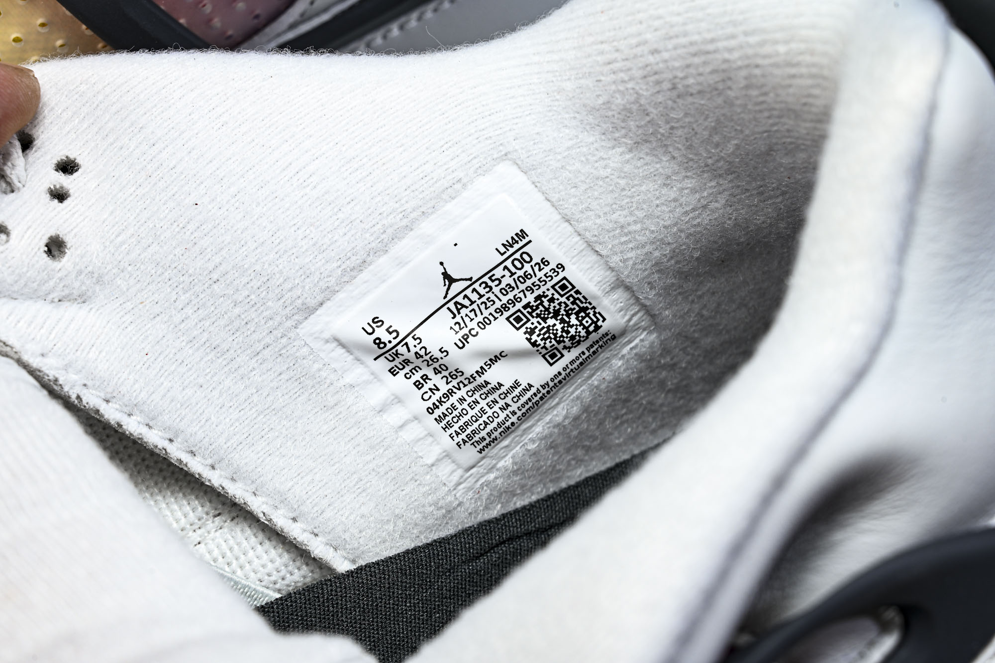 Air Jordan 4 AJ4 漫画白黑粉色 男鞋篮球鞋JA1135 100 尺码40 40.5 41 42 42.5 Air Jordan 4 AJ4 漫画白黑粉色 男鞋篮球鞋JA1135 100 尺码40 40.5 41 42 42.5