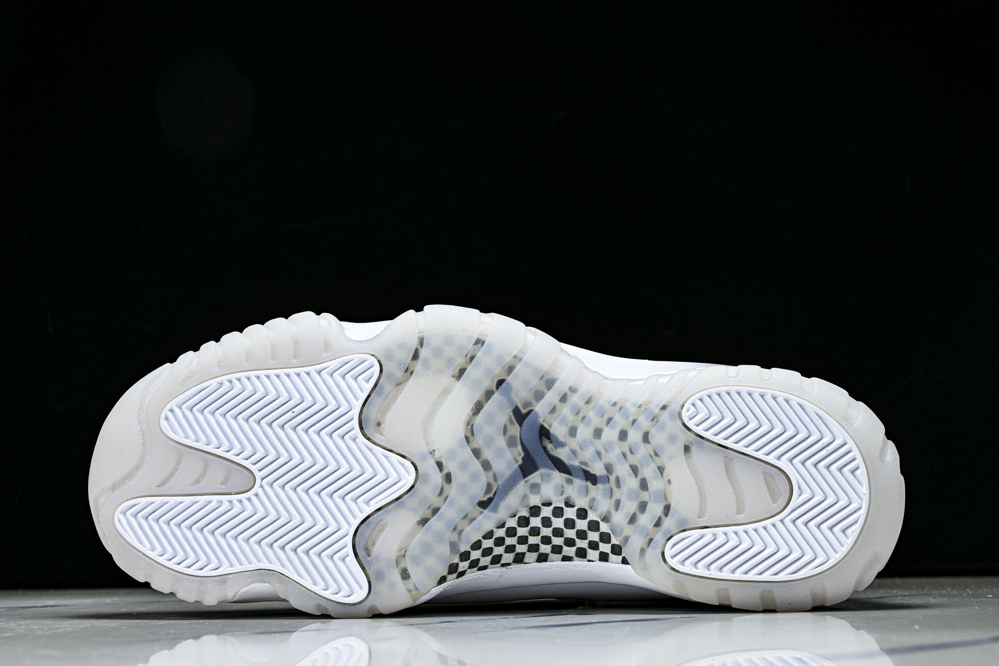 Air Jordan 11 AJ11 限量版 中帮复古篮球鞋IV7639-100 尺码40 40.5 41 42 42. Air Jordan 11 AJ11 限量版 中帮复古篮球鞋IV7639-100 尺码40 40.5 41 42 42.