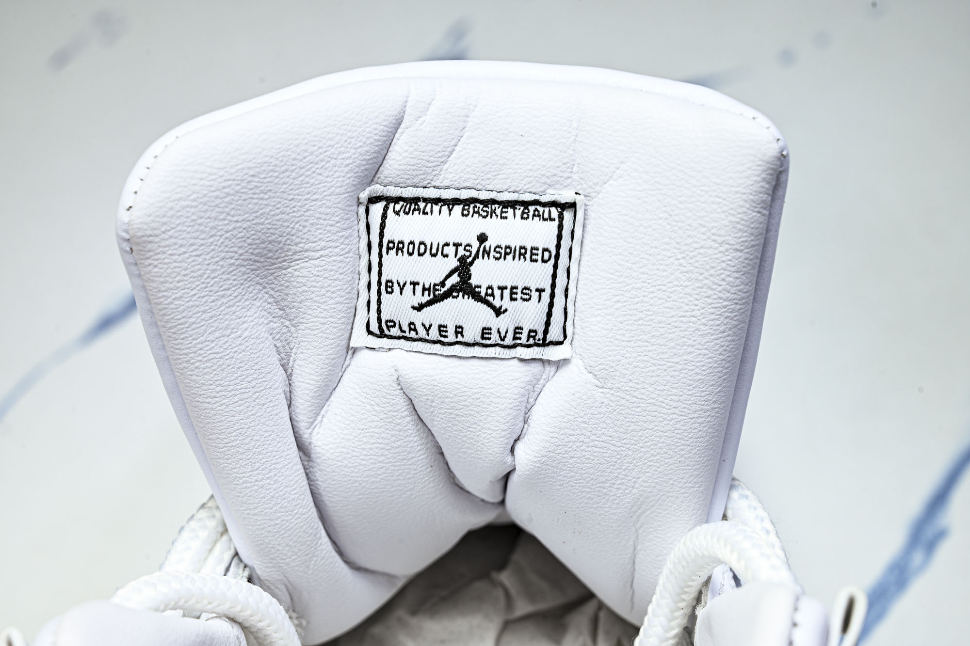 Air Jordan 11 AJ11 限量版 中帮复古篮球鞋IV7639-100 尺码40 40.5 41 42 42. Air Jordan 11 AJ11 限量版 中帮复古篮球鞋IV7639-100 尺码40 40.5 41 42 42.