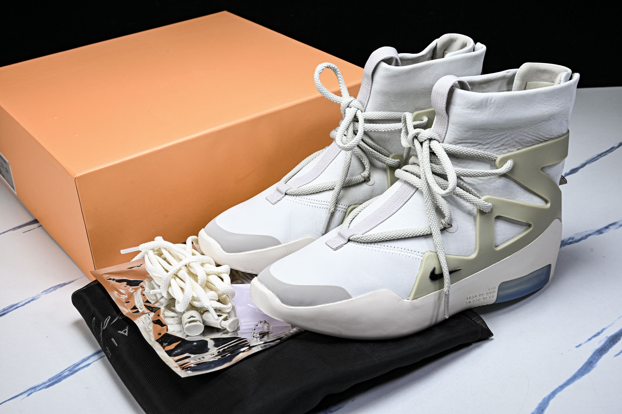 Nike Air Fear Of God 1 FOG 联名高街 古白AR4237-002 尺寸40 40.5 41 42 Nike Air Fear Of God 1 FOG 联名高街 古白AR4237-002 尺寸40 40.5 41 42