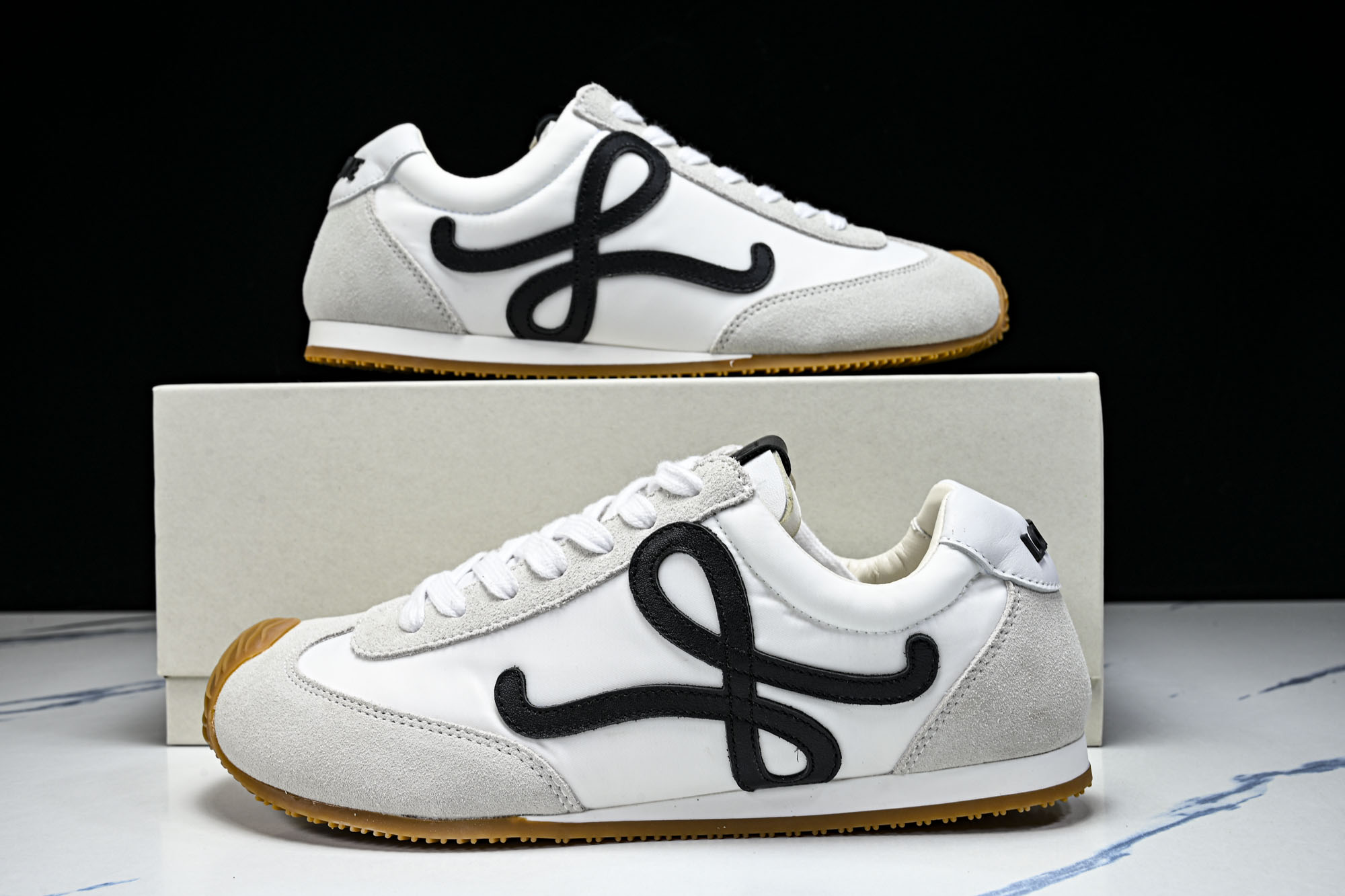 纯原Loewe 杨幂同款新款Ballet Runner2.0男女士芭蕾舞运动鞋 #YZ004 尺码 35 36 37 3 纯原Loewe 杨幂同款新款Ballet Runner2.0男女士芭蕾舞运动鞋 #YZ004 尺码 35 36 37 3