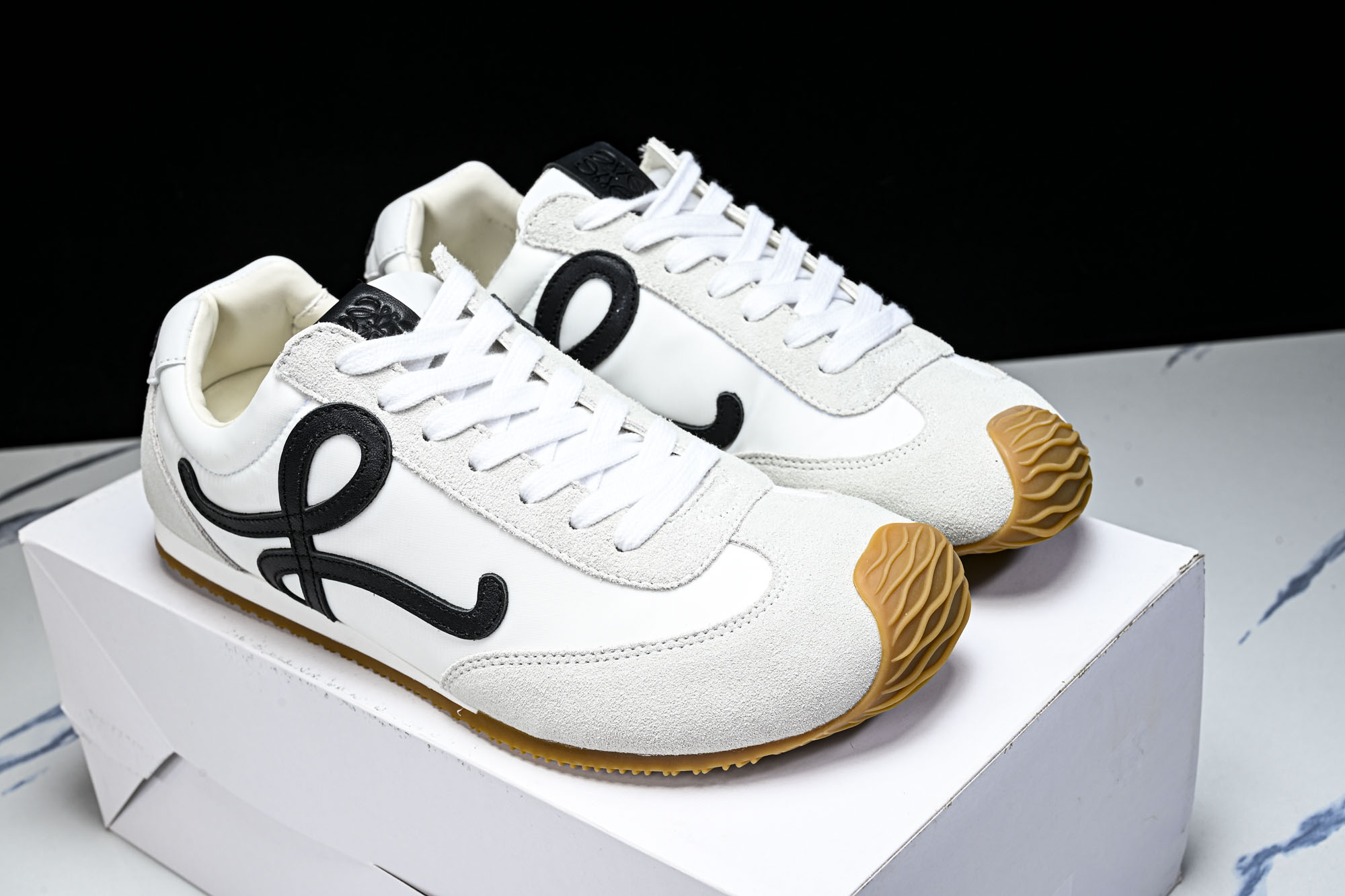 纯原Loewe 杨幂同款新款Ballet Runner2.0男女士芭蕾舞运动鞋 #YZ004 尺码 35 36 37 3 纯原Loewe 杨幂同款新款Ballet Runner2.0男女士芭蕾舞运动鞋 #YZ004 尺码 35 36 37 3