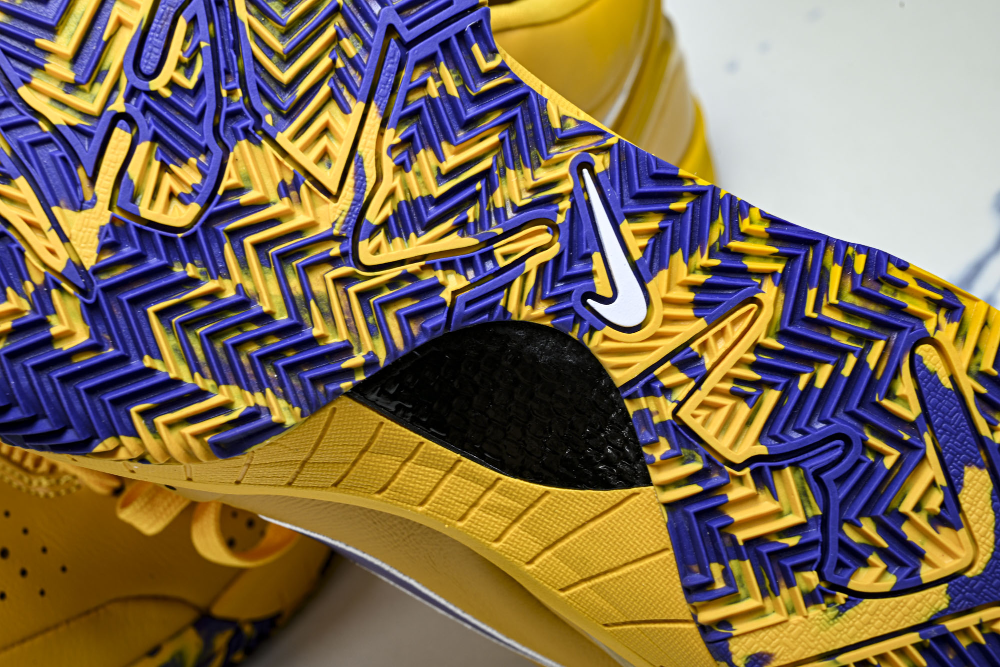 Nike耐克男士x Los Angeles Lakers Zoom Kobe 4 Protro sneakers 黑黄I