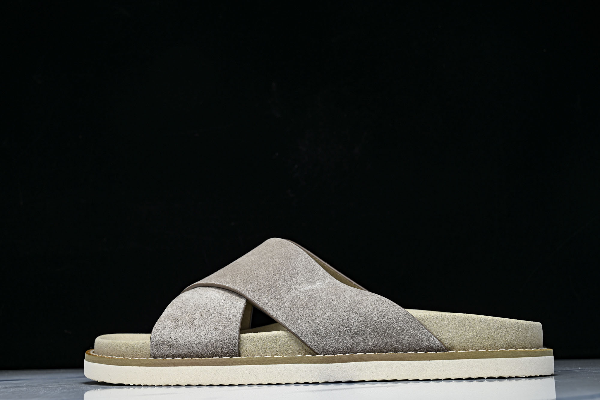 Brunello Cucinelli 绒面革平底套脚露趾一字拖鞋 26IMZUSOLY327 TAUPE #YZ006X