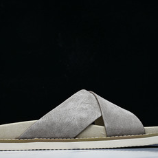 Brunello Cucinelli 绒面革平底套脚露趾一字拖鞋 26IMZUSOLY327 TAUPE #YZ006X Brunello Cucinelli 绒面革平底套脚露趾一字拖鞋 26IMZUSOLY327 TAUPE #YZ006X
