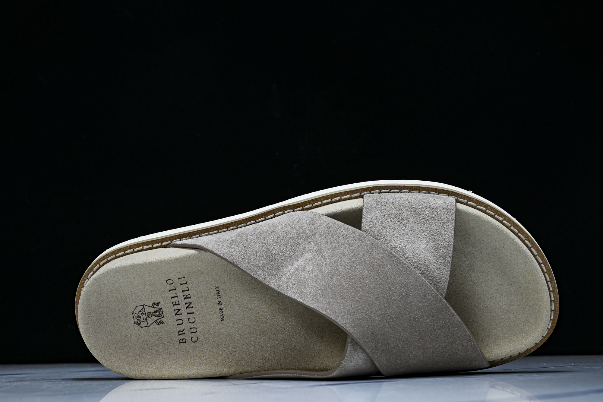 Brunello Cucinelli 绒面革平底套脚露趾一字拖鞋 26IMZUSOLY327 TAUPE #YZ006X Brunello Cucinelli 绒面革平底套脚露趾一字拖鞋 26IMZUSOLY327 TAUPE #YZ006X