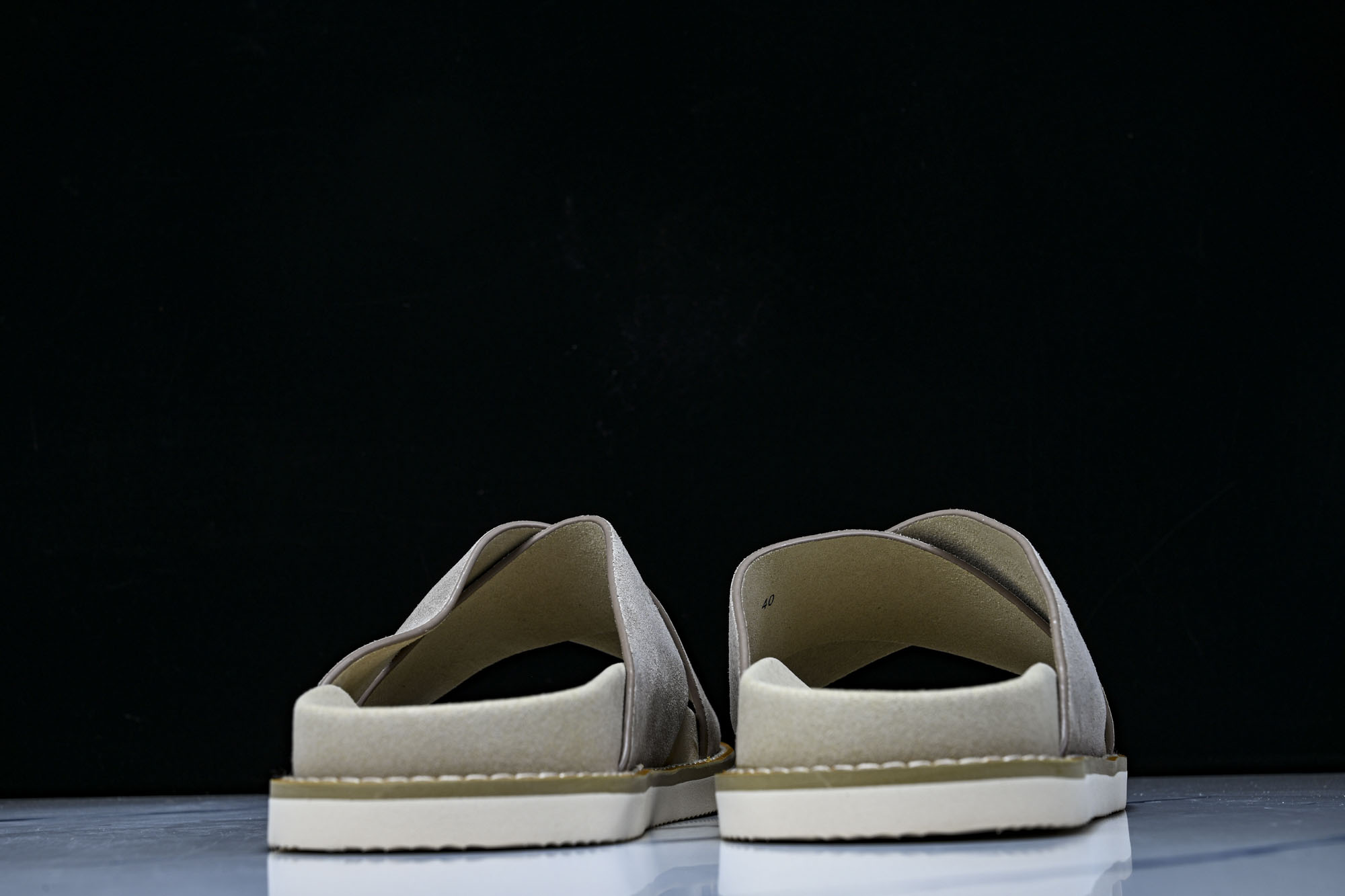 Brunello Cucinelli 绒面革平底套脚露趾一字拖鞋 26IMZUSOLY327 TAUPE #YZ006X Brunello Cucinelli 绒面革平底套脚露趾一字拖鞋 26IMZUSOLY327 TAUPE #YZ006X