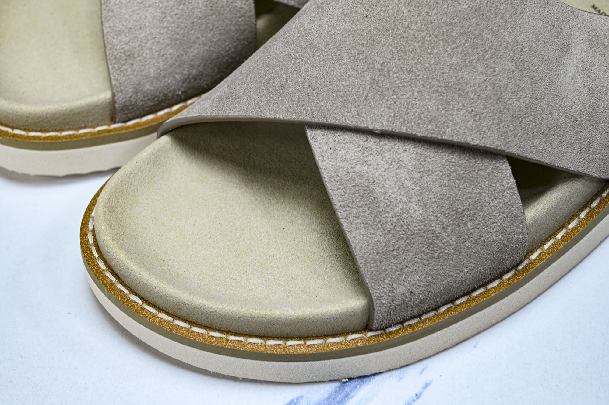 Brunello Cucinelli 绒面革平底套脚露趾一字拖鞋 26IMZUSOLY327 TAUPE #YZ006X Brunello Cucinelli 绒面革平底套脚露趾一字拖鞋 26IMZUSOLY327 TAUPE #YZ006X