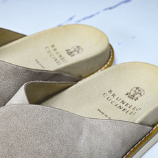 Brunello Cucinelli 绒面革平底套脚露趾一字拖鞋 26IMZUSOLY327 TAUPE #YZ006X Brunello Cucinelli 绒面革平底套脚露趾一字拖鞋 26IMZUSOLY327 TAUPE #YZ006X