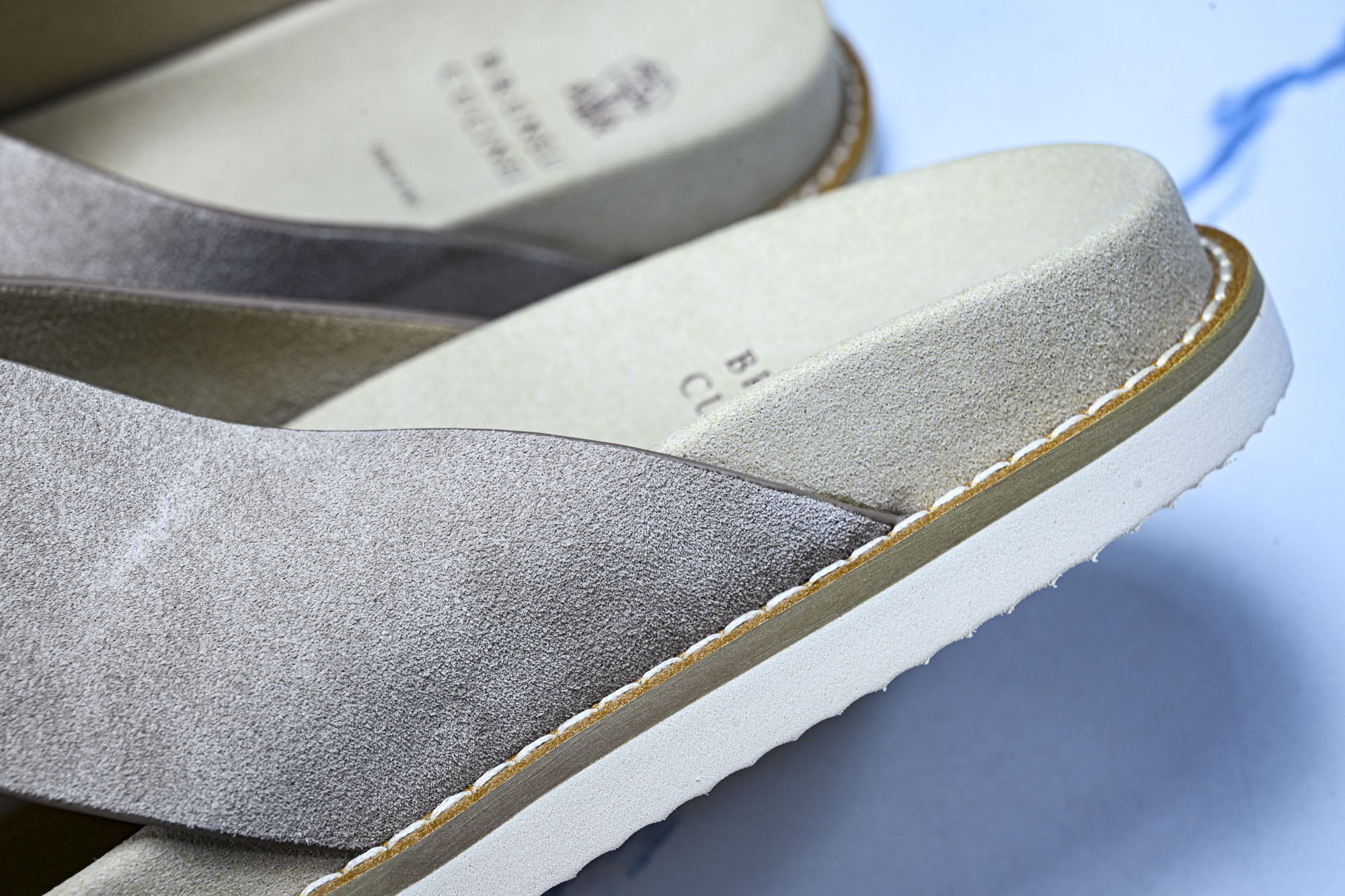 Brunello Cucinelli 绒面革平底套脚露趾一字拖鞋 26IMZUSOLY327 TAUPE #YZ006X Brunello Cucinelli 绒面革平底套脚露趾一字拖鞋 26IMZUSOLY327 TAUPE #YZ006X