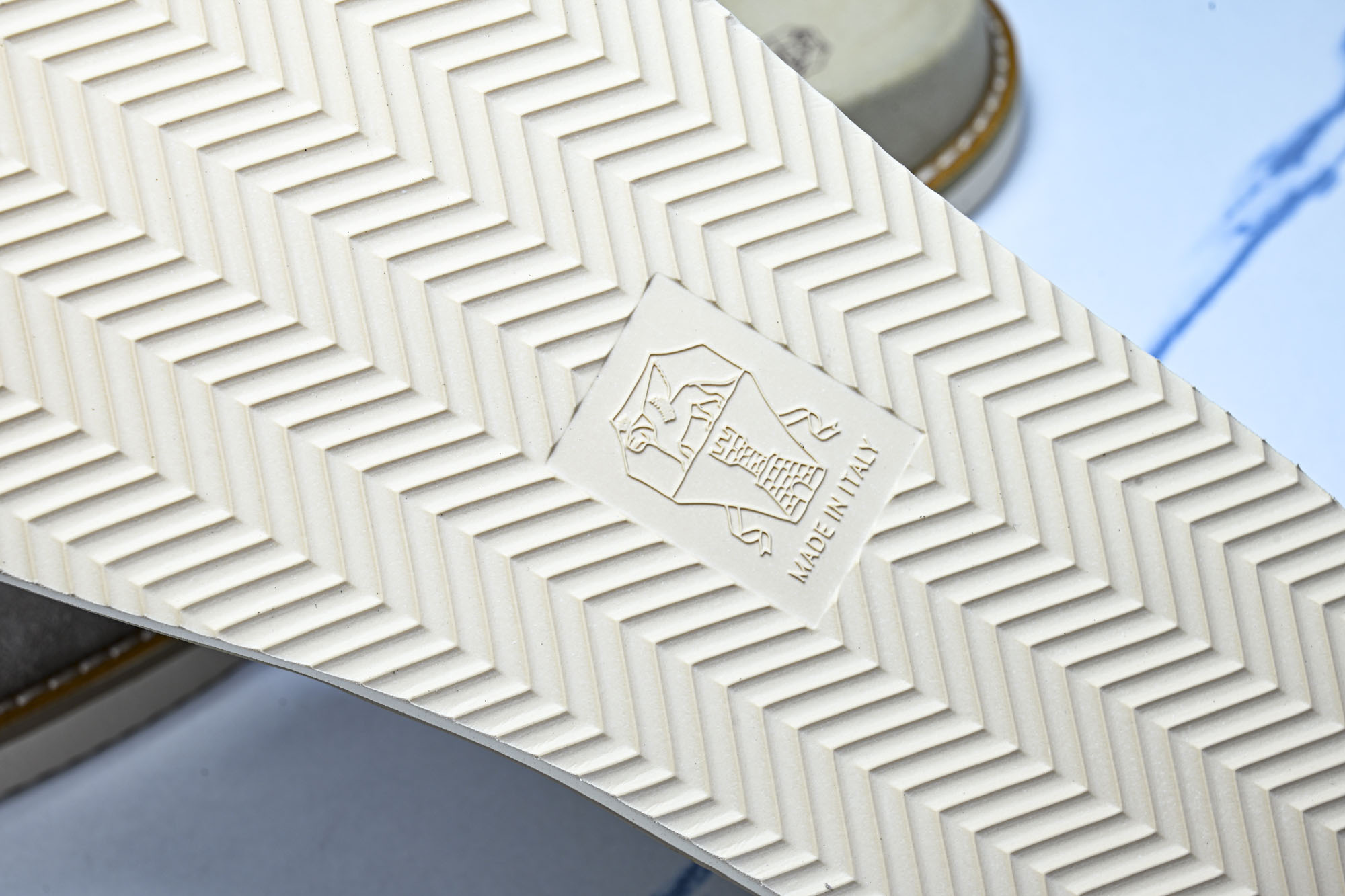 Brunello Cucinelli 绒面革平底套脚露趾一字拖鞋 26IMZUSOLY327 TAUPE #YZ006X Brunello Cucinelli 绒面革平底套脚露趾一字拖鞋 26IMZUSOLY327 TAUPE #YZ006X