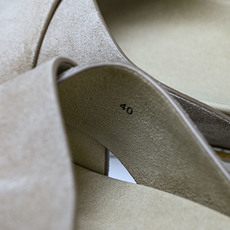 Brunello Cucinelli 绒面革平底套脚露趾一字拖鞋 26IMZUSOLY327 TAUPE #YZ006X Brunello Cucinelli 绒面革平底套脚露趾一字拖鞋 26IMZUSOLY327 TAUPE #YZ006X