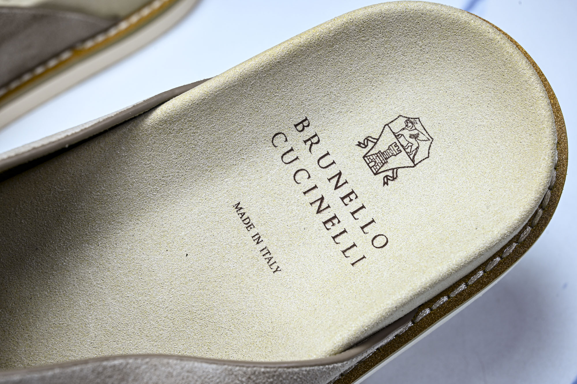Brunello Cucinelli 绒面革平底套脚露趾一字拖鞋 26IMZUSOLY327 TAUPE #YZ006X Brunello Cucinelli 绒面革平底套脚露趾一字拖鞋 26IMZUSOLY327 TAUPE #YZ006X