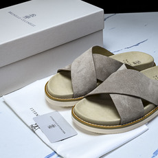 Brunello Cucinelli 绒面革平底套脚露趾一字拖鞋 26IMZUSOLY327 TAUPE #YZ006X Brunello Cucinelli 绒面革平底套脚露趾一字拖鞋 26IMZUSOLY327 TAUPE #YZ006X
