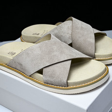 Brunello Cucinelli 绒面革平底套脚露趾一字拖鞋 26IMZUSOLY327 TAUPE #YZ006X Brunello Cucinelli 绒面革平底套脚露趾一字拖鞋 26IMZUSOLY327 TAUPE #YZ006X