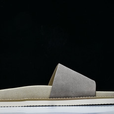 Brunello Cucinelli 绒面革平底套脚露趾一字拖鞋 MZUSOLY236CDK54 GREY #YZ006 Brunello Cucinelli 绒面革平底套脚露趾一字拖鞋 MZUSOLY236CDK54 GREY #YZ006