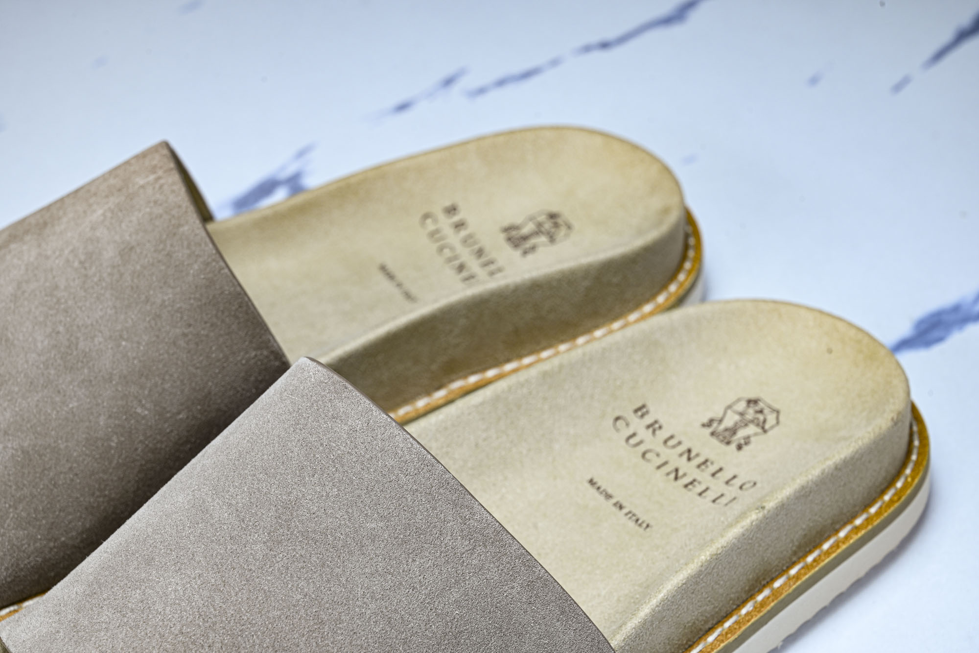 Brunello Cucinelli 绒面革平底套脚露趾一字拖鞋 MZUSOLY236CDK54 GREY #YZ006 Brunello Cucinelli 绒面革平底套脚露趾一字拖鞋 MZUSOLY236CDK54 GREY #YZ006