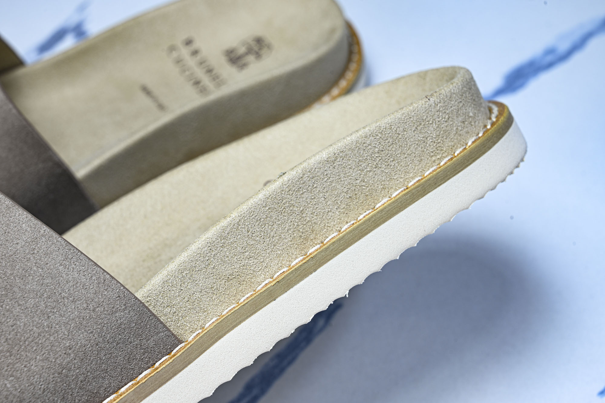 Brunello Cucinelli 绒面革平底套脚露趾一字拖鞋 MZUSOLY236CDK54 GREY #YZ006 Brunello Cucinelli 绒面革平底套脚露趾一字拖鞋 MZUSOLY236CDK54 GREY #YZ006
