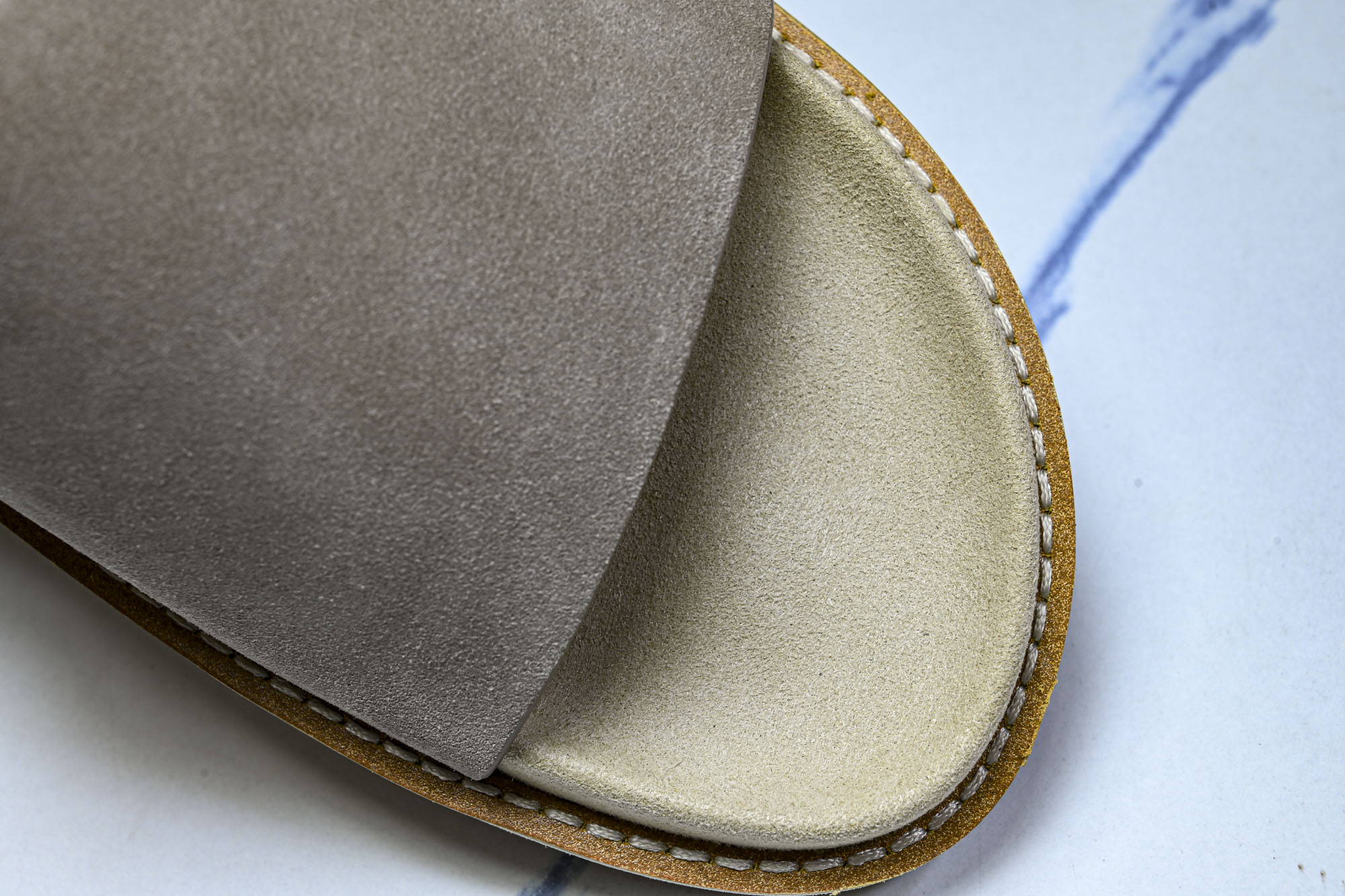 Brunello Cucinelli 绒面革平底套脚露趾一字拖鞋 MZUSOLY236CDK54 GREY #YZ006 Brunello Cucinelli 绒面革平底套脚露趾一字拖鞋 MZUSOLY236CDK54 GREY #YZ006