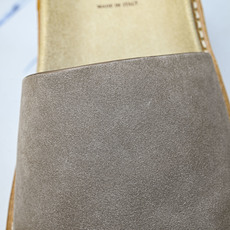 Brunello Cucinelli 绒面革平底套脚露趾一字拖鞋 MZUSOLY236CDK54 GREY #YZ006 Brunello Cucinelli 绒面革平底套脚露趾一字拖鞋 MZUSOLY236CDK54 GREY #YZ006