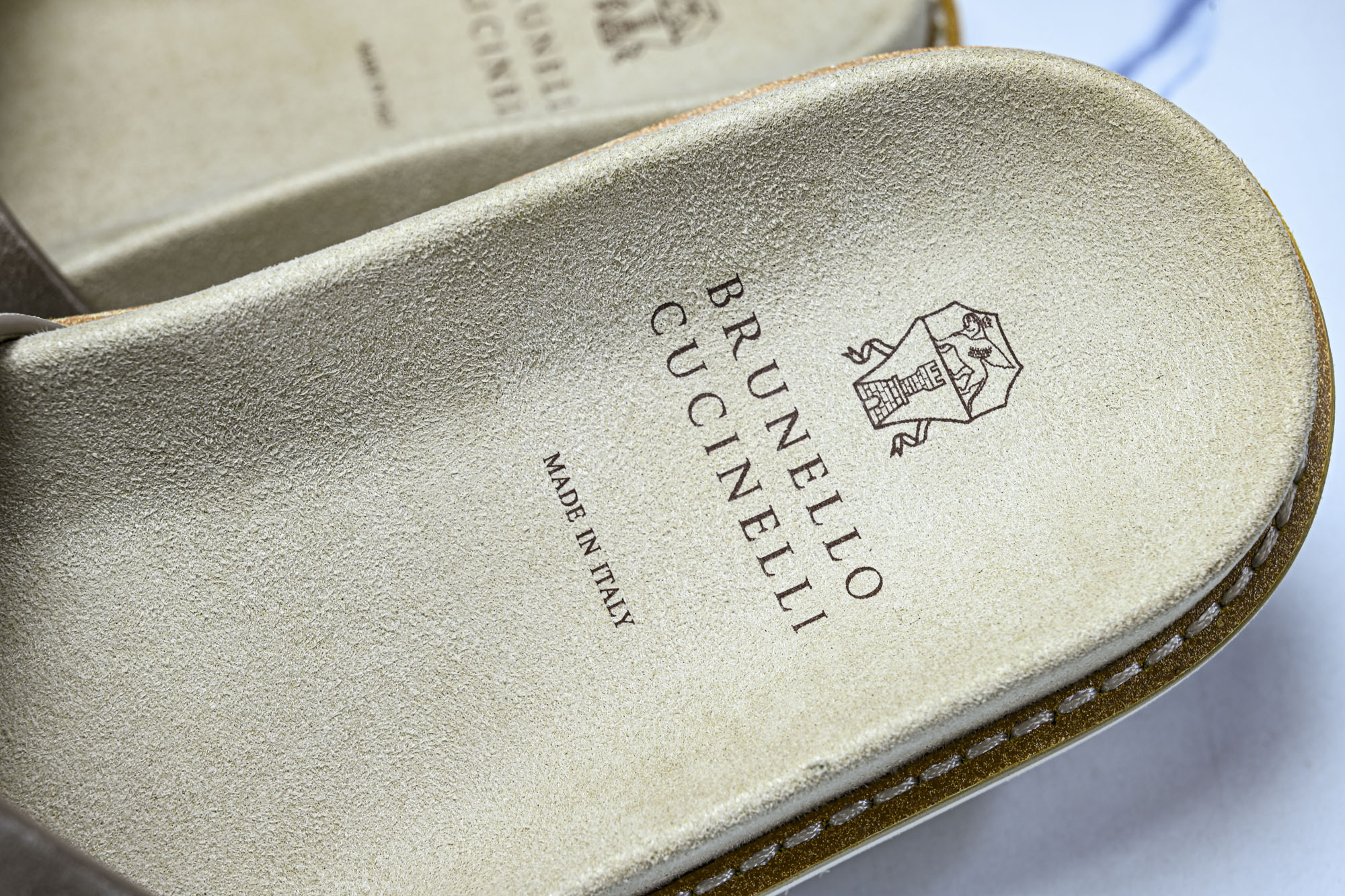 Brunello Cucinelli 绒面革平底套脚露趾一字拖鞋 MZUSOLY236CDK54 GREY #YZ006 Brunello Cucinelli 绒面革平底套脚露趾一字拖鞋 MZUSOLY236CDK54 GREY #YZ006
