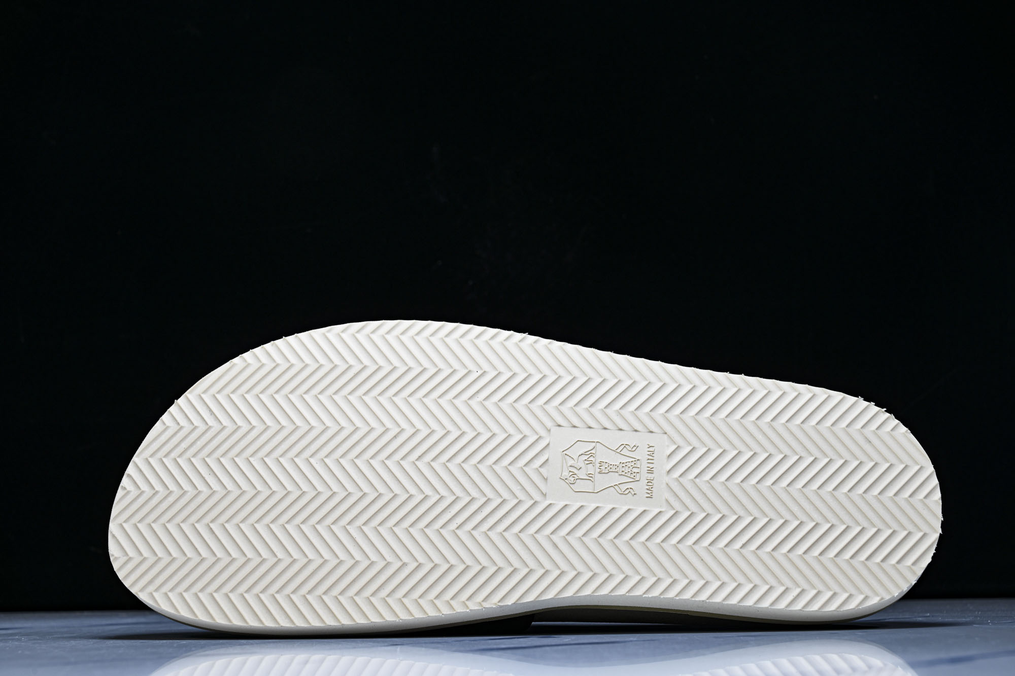 Brunello Cucinelli 绒面革平底套脚露趾一字拖鞋 MZUSOLY236CDK54 GREY_2 #YZ0 Brunello Cucinelli 绒面革平底套脚露趾一字拖鞋 MZUSOLY236CDK54 GREY_2 #YZ0