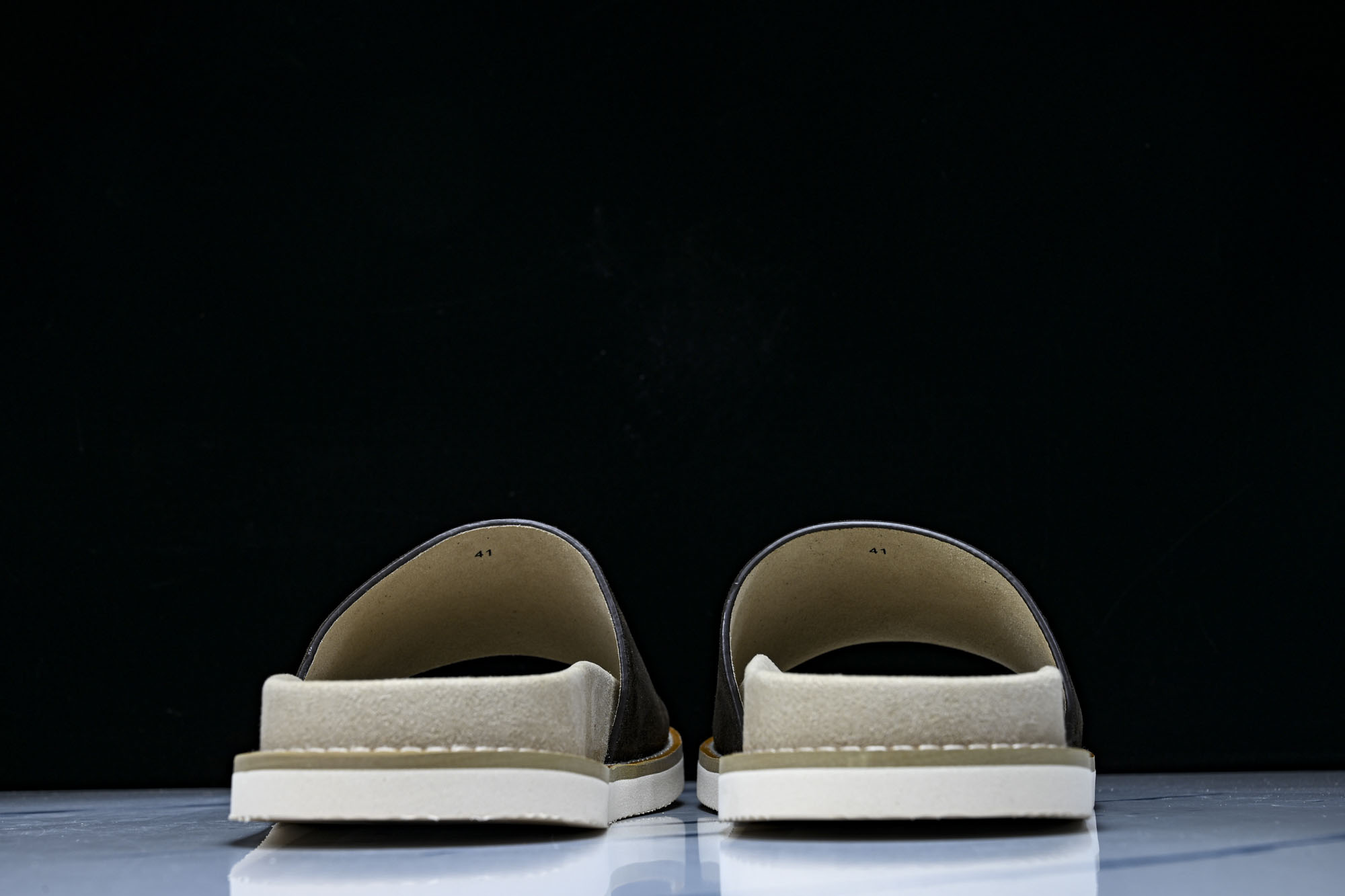 Brunello Cucinelli 绒面革平底套脚露趾一字拖鞋 MZUSOLY236CDK54 GREY_2 #YZ0 Brunello Cucinelli 绒面革平底套脚露趾一字拖鞋 MZUSOLY236CDK54 GREY_2 #YZ0