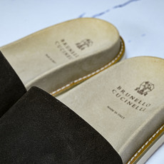 Brunello Cucinelli 绒面革平底套脚露趾一字拖鞋 MZUSOLY236CDK54 GREY_2 #YZ0 Brunello Cucinelli 绒面革平底套脚露趾一字拖鞋 MZUSOLY236CDK54 GREY_2 #YZ0