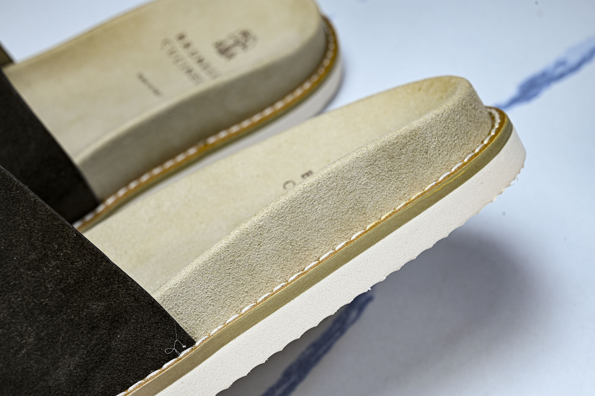 Brunello Cucinelli 绒面革平底套脚露趾一字拖鞋 MZUSOLY236CDK54 GREY_2 #YZ0 Brunello Cucinelli 绒面革平底套脚露趾一字拖鞋 MZUSOLY236CDK54 GREY_2 #YZ0