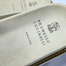 Brunello Cucinelli 绒面革平底套脚露趾一字拖鞋 MZUSOLY236CDK54 GREY_2 #YZ0 Brunello Cucinelli 绒面革平底套脚露趾一字拖鞋 MZUSOLY236CDK54 GREY_2 #YZ0