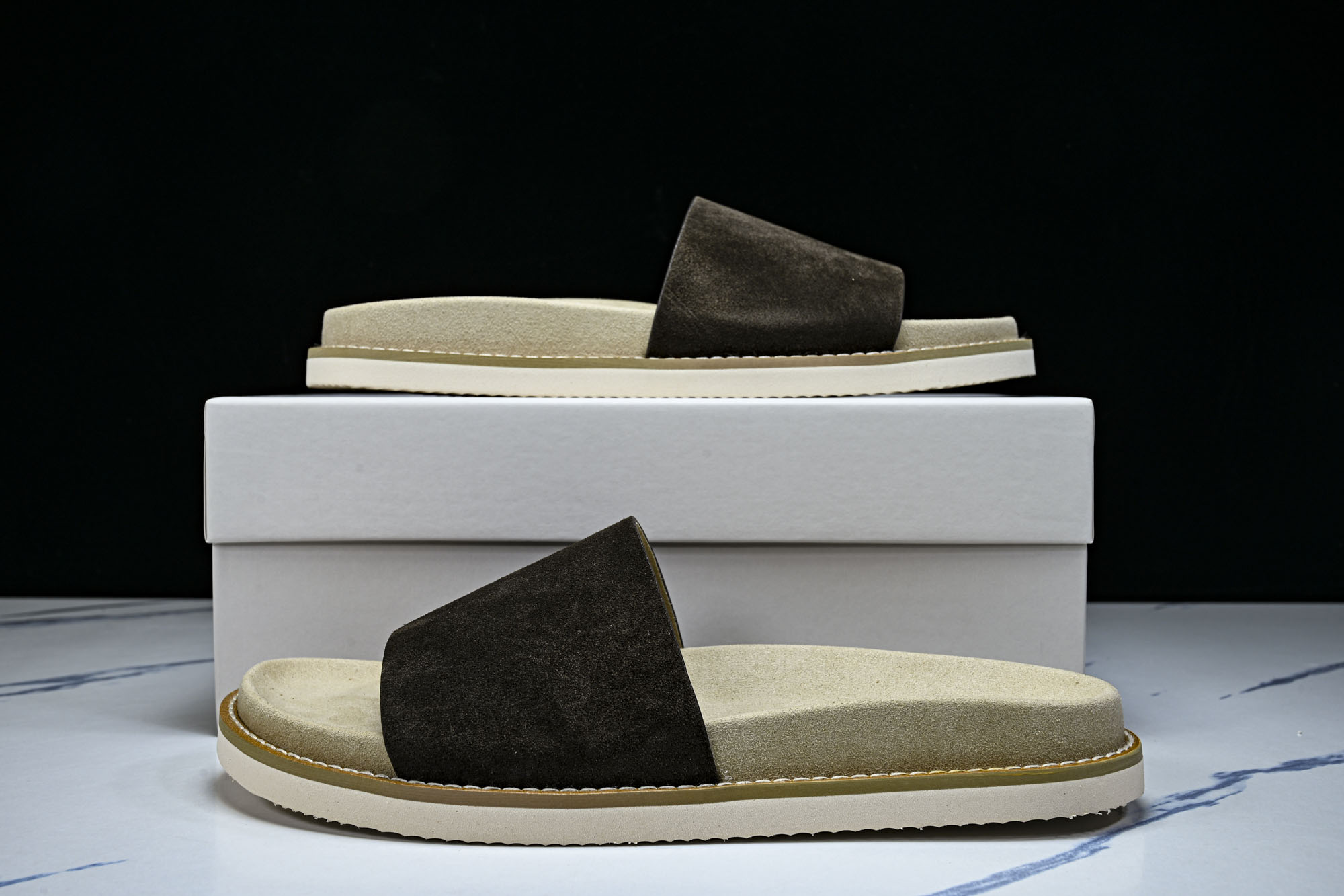 Brunello Cucinelli 绒面革平底套脚露趾一字拖鞋 MZUSOLY236CDK54 GREY_2 #YZ0 Brunello Cucinelli 绒面革平底套脚露趾一字拖鞋 MZUSOLY236CDK54 GREY_2 #YZ0