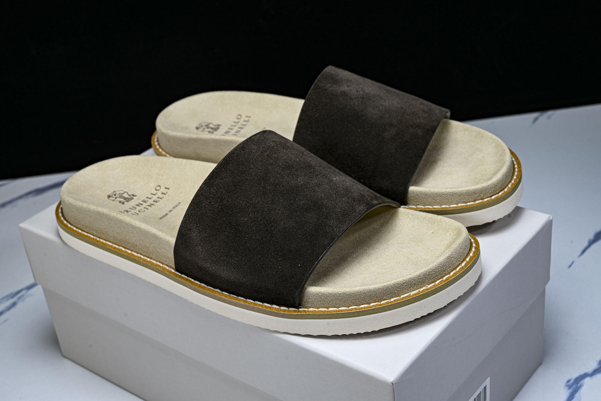 Brunello Cucinelli 绒面革平底套脚露趾一字拖鞋 MZUSOLY236CDK54 GREY_2 #YZ0 Brunello Cucinelli 绒面革平底套脚露趾一字拖鞋 MZUSOLY236CDK54 GREY_2 #YZ0