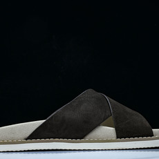 Brunello Cucinelli 绒面革平底套脚露趾一字拖鞋 MZUSOLY327CAY70 BROWN #YZ00 Brunello Cucinelli 绒面革平底套脚露趾一字拖鞋 MZUSOLY327CAY70 BROWN #YZ00