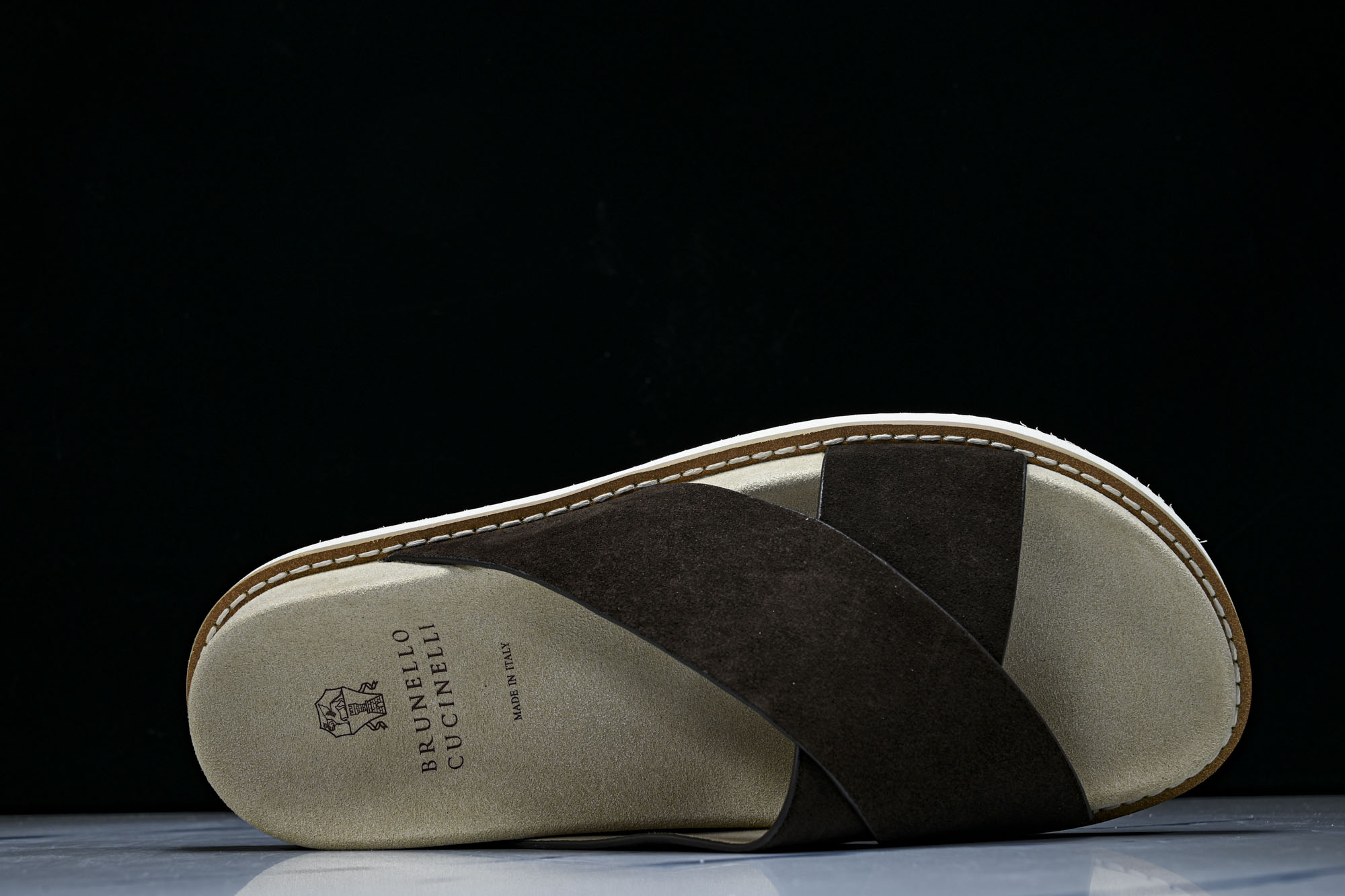 Brunello Cucinelli 绒面革平底套脚露趾一字拖鞋 MZUSOLY327CAY70 BROWN #YZ00 Brunello Cucinelli 绒面革平底套脚露趾一字拖鞋 MZUSOLY327CAY70 BROWN #YZ00