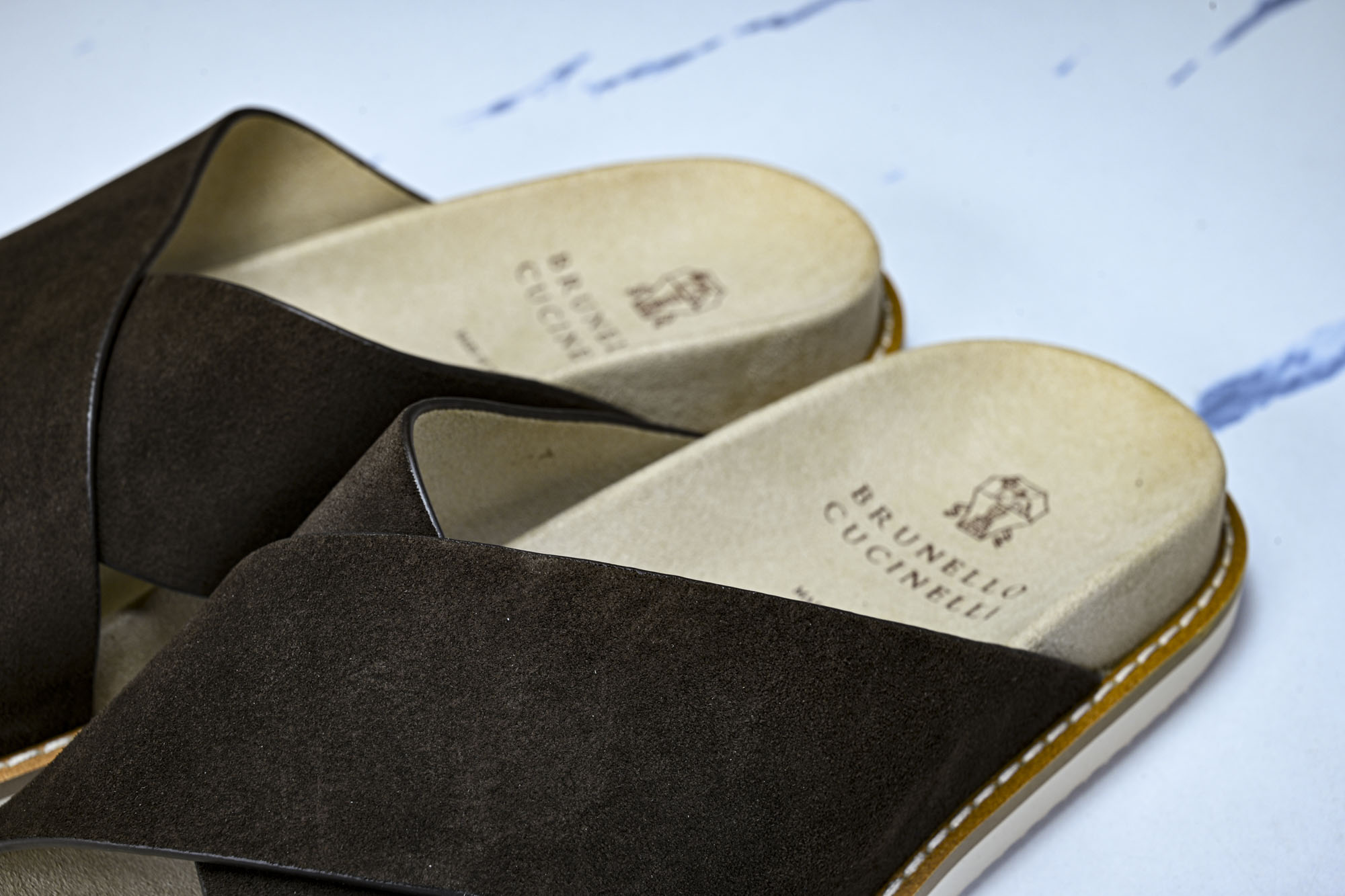 Brunello Cucinelli 绒面革平底套脚露趾一字拖鞋 MZUSOLY327CAY70 BROWN #YZ00 Brunello Cucinelli 绒面革平底套脚露趾一字拖鞋 MZUSOLY327CAY70 BROWN #YZ00