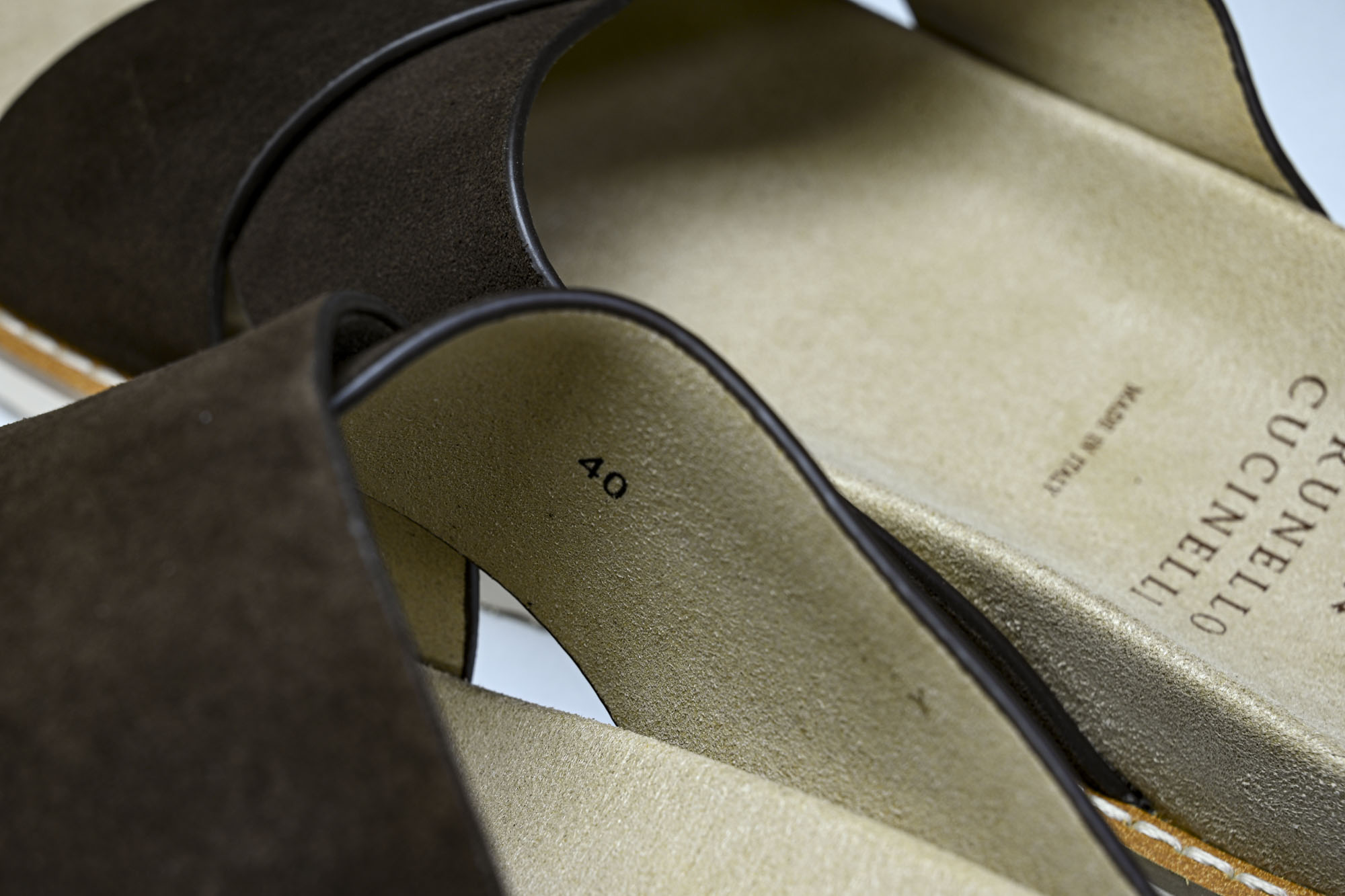 Brunello Cucinelli 绒面革平底套脚露趾一字拖鞋 MZUSOLY327CAY70 BROWN #YZ00 Brunello Cucinelli 绒面革平底套脚露趾一字拖鞋 MZUSOLY327CAY70 BROWN #YZ00
